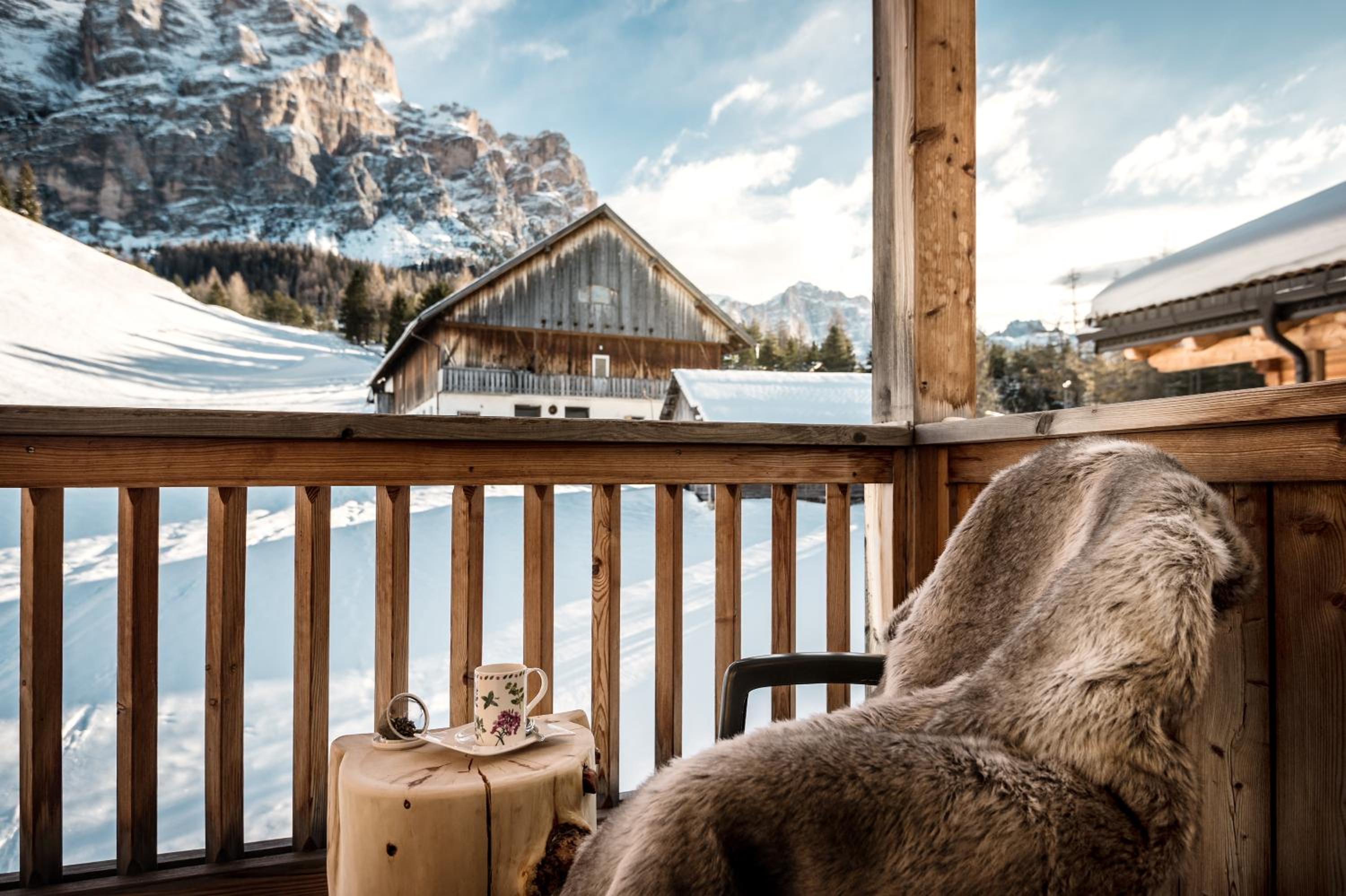 One-Bedroom Apartment With Balcony And Mountain View   photo 1