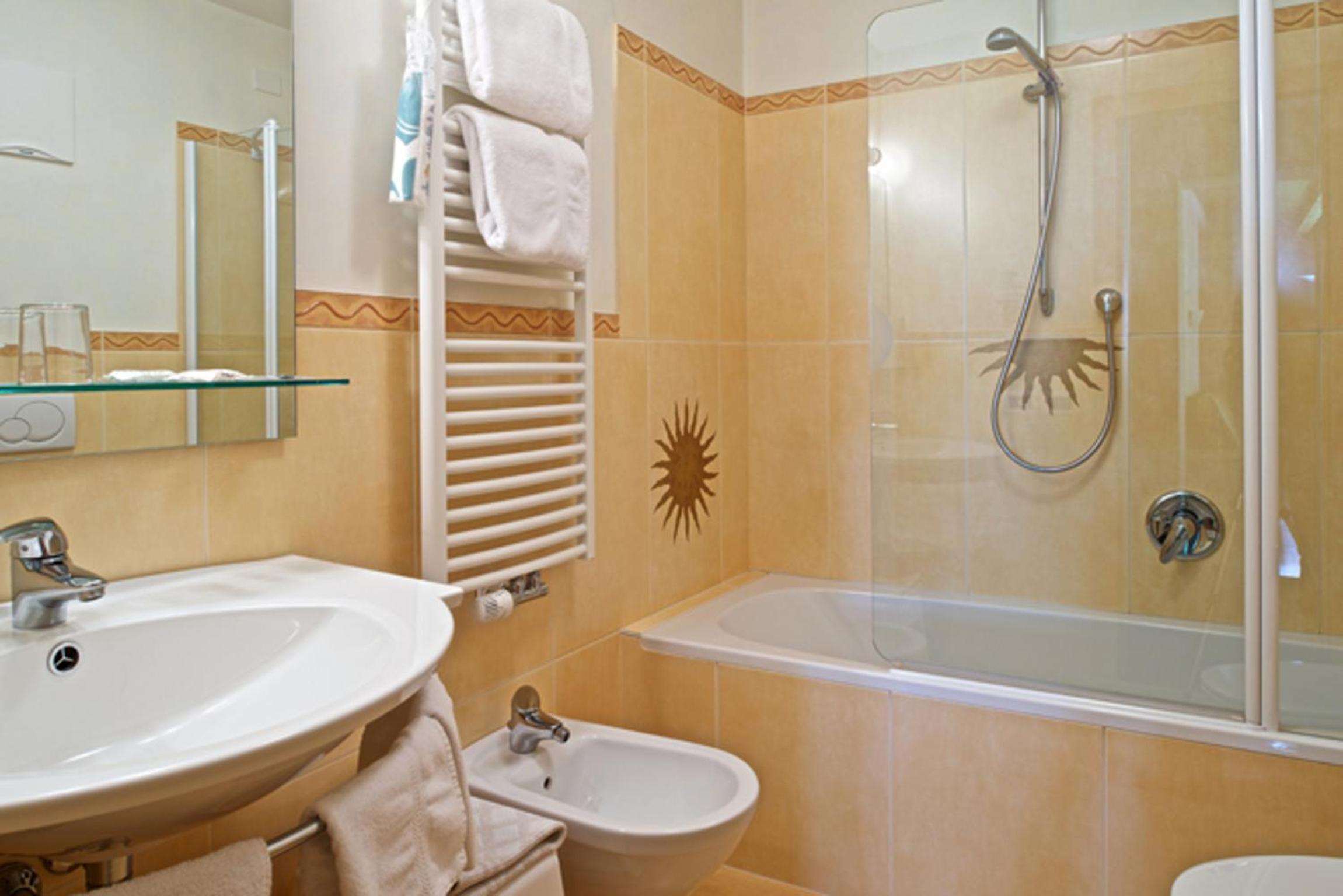 One-Bedroom Apartment With Balcony And Mountain View   photo 3
