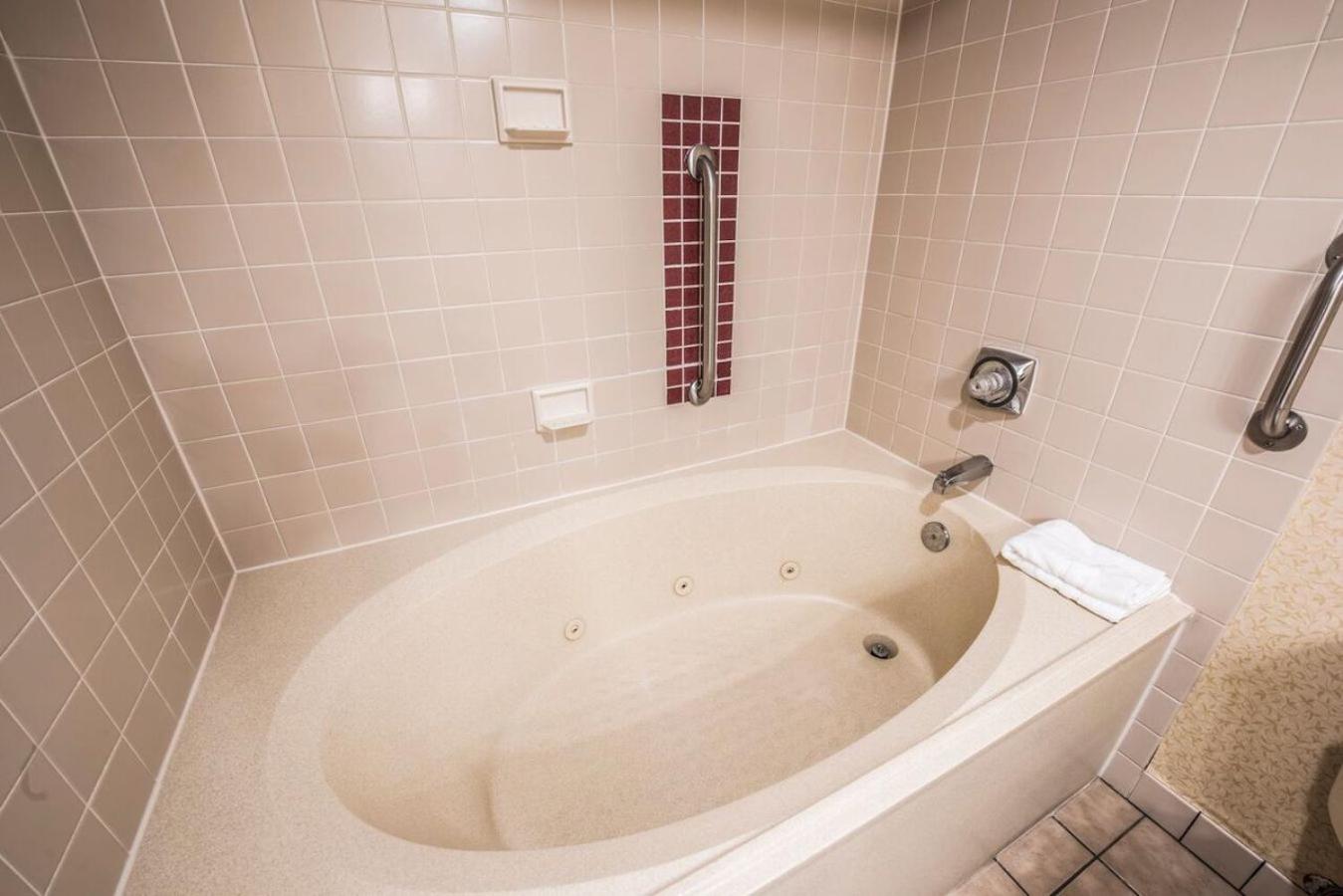 Standard King Room with Spa Bath photo 2