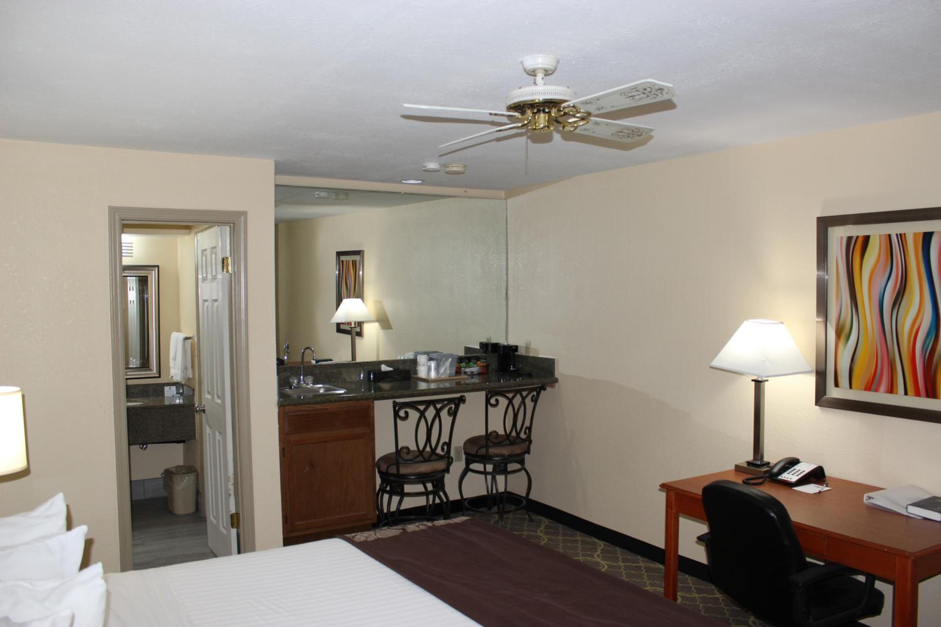 King Suite - Non-Smoking - Photo 4