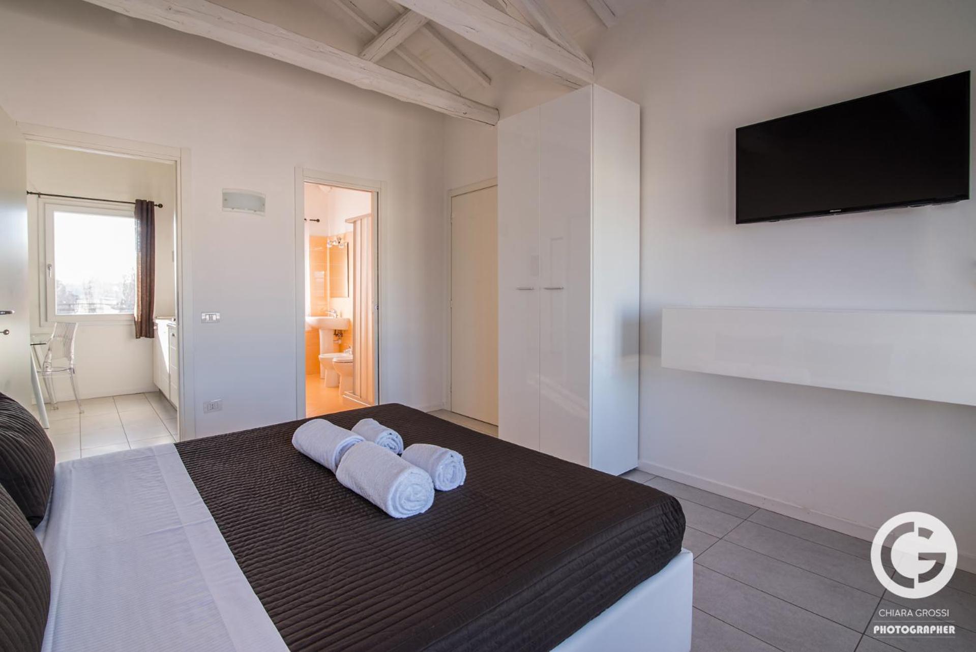 One-Bedroom Apartment - Photo 2