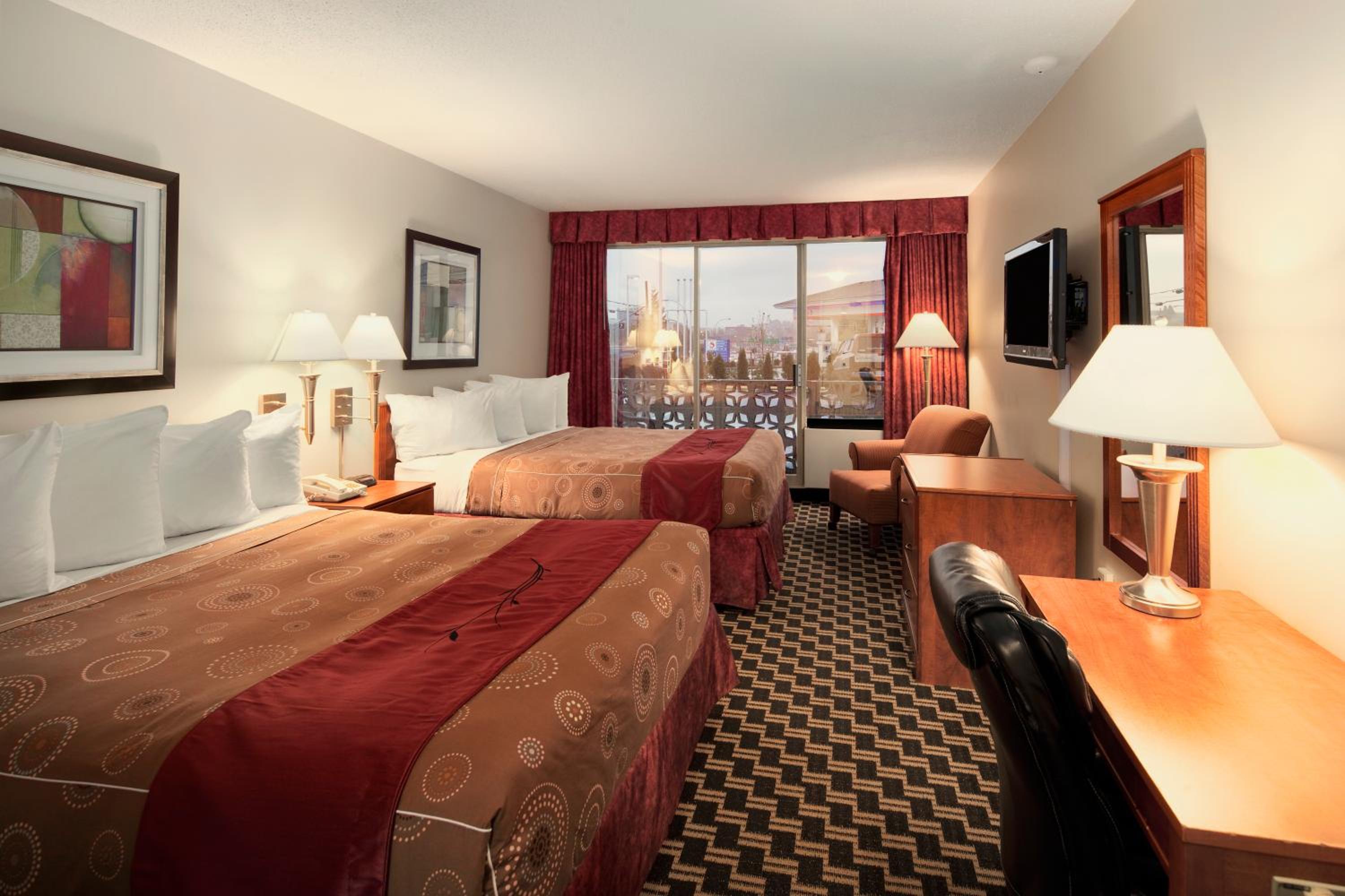 Queen Room with Two Queen Beds - Non-Smoking - Photo 4