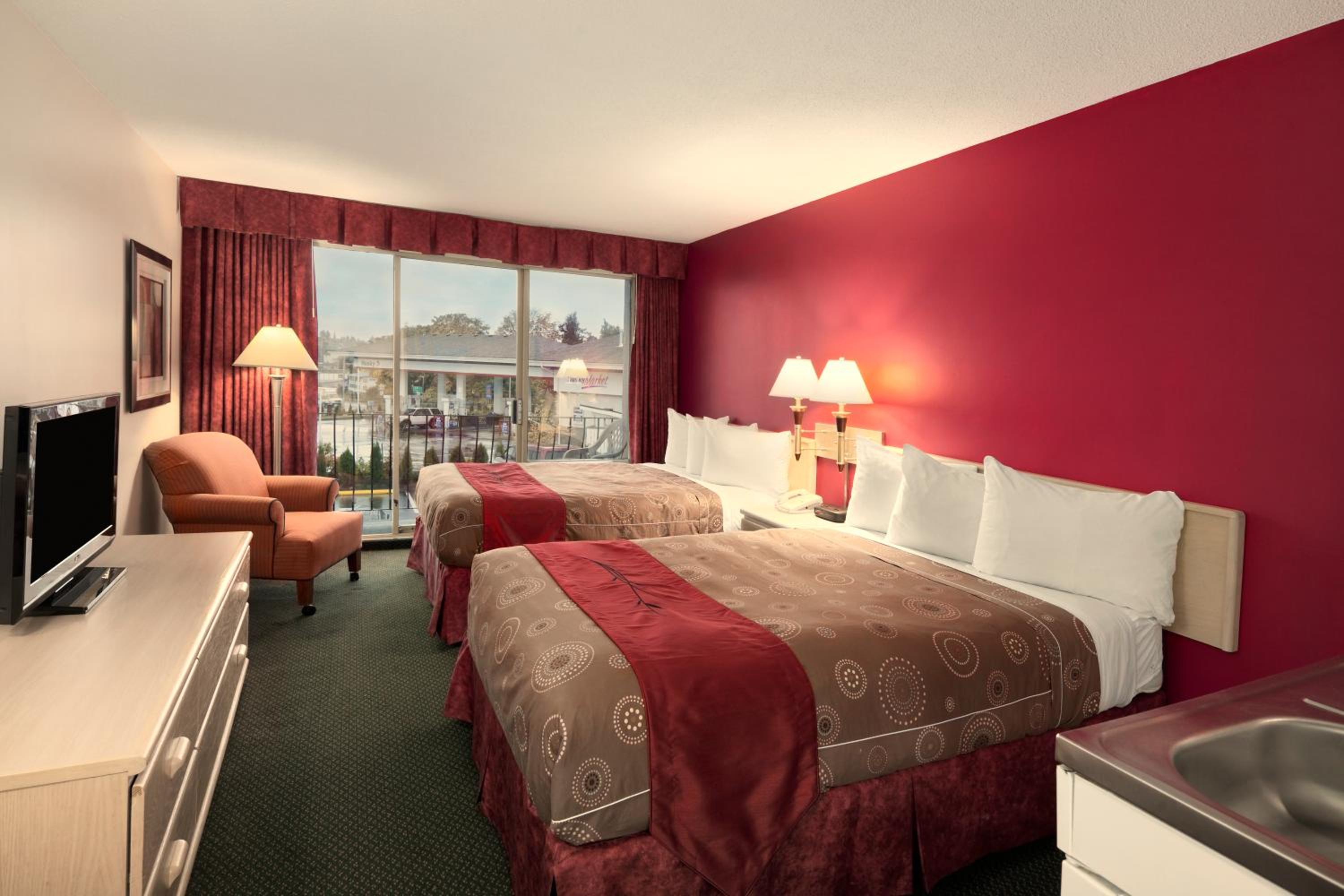 Queen Room with Two Queen Beds - Non-Smoking - Photo 1