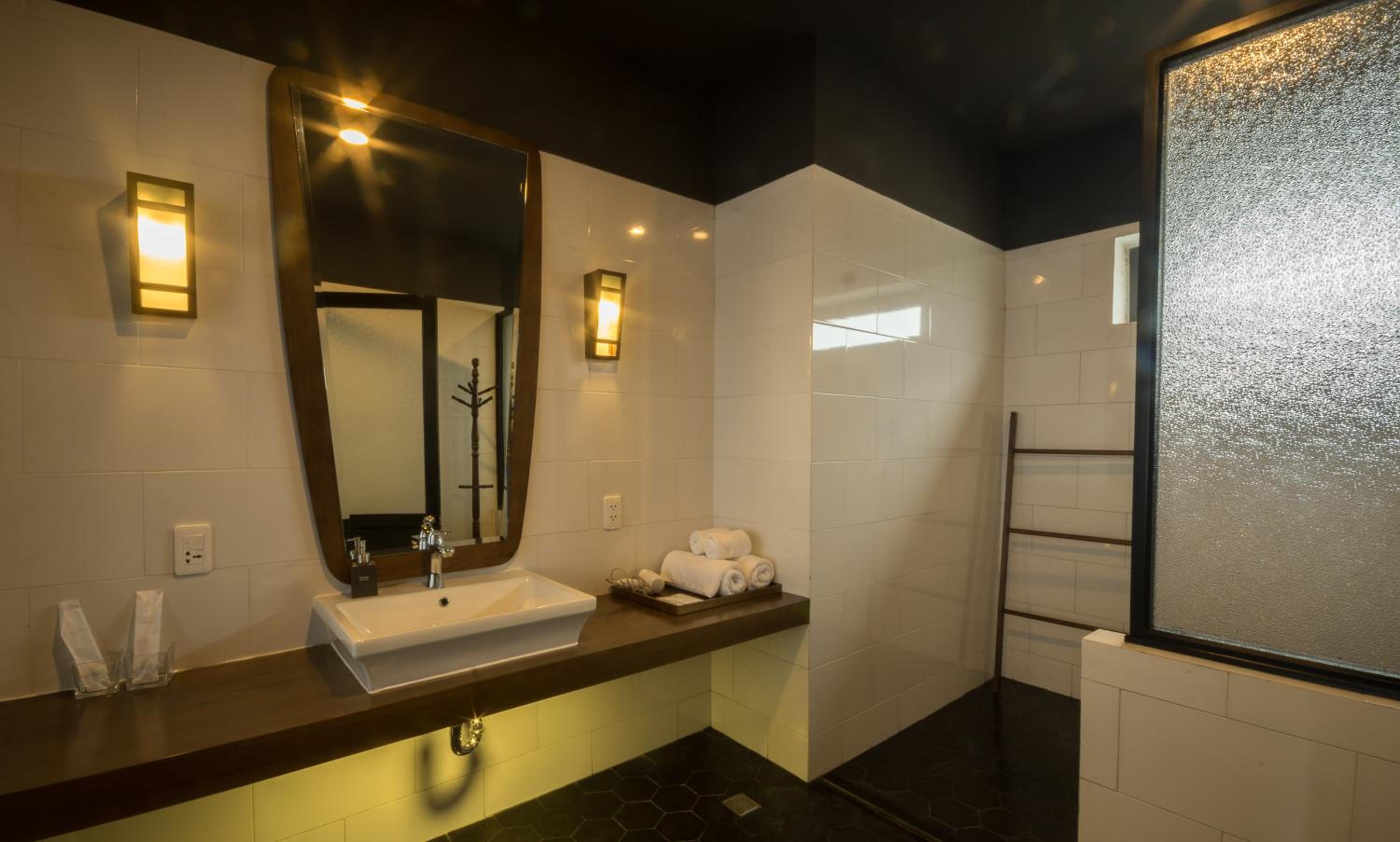 Queen Suite with Terrace - Photo 10