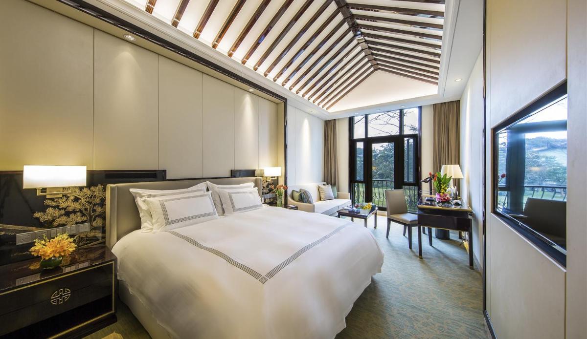 Deluxe Double Room with Lake View photo 2