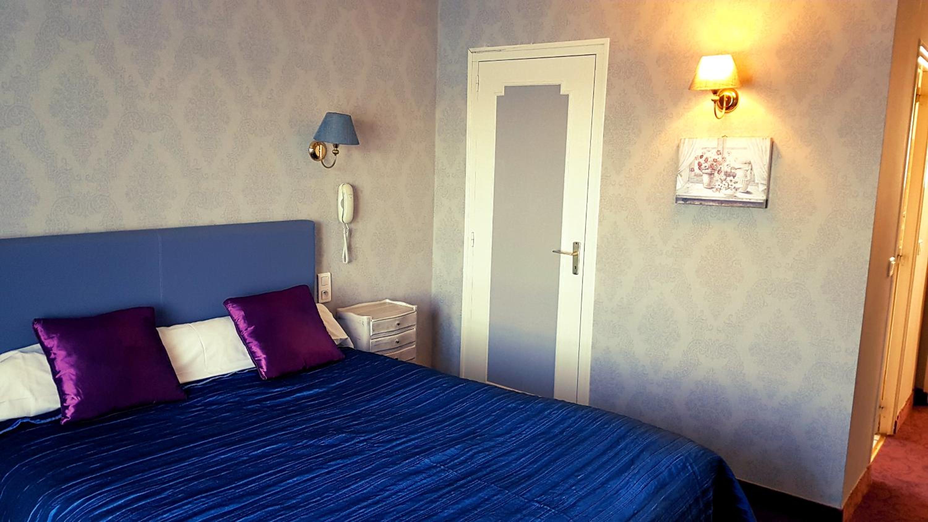 Double Room with Balcony - Photo 4