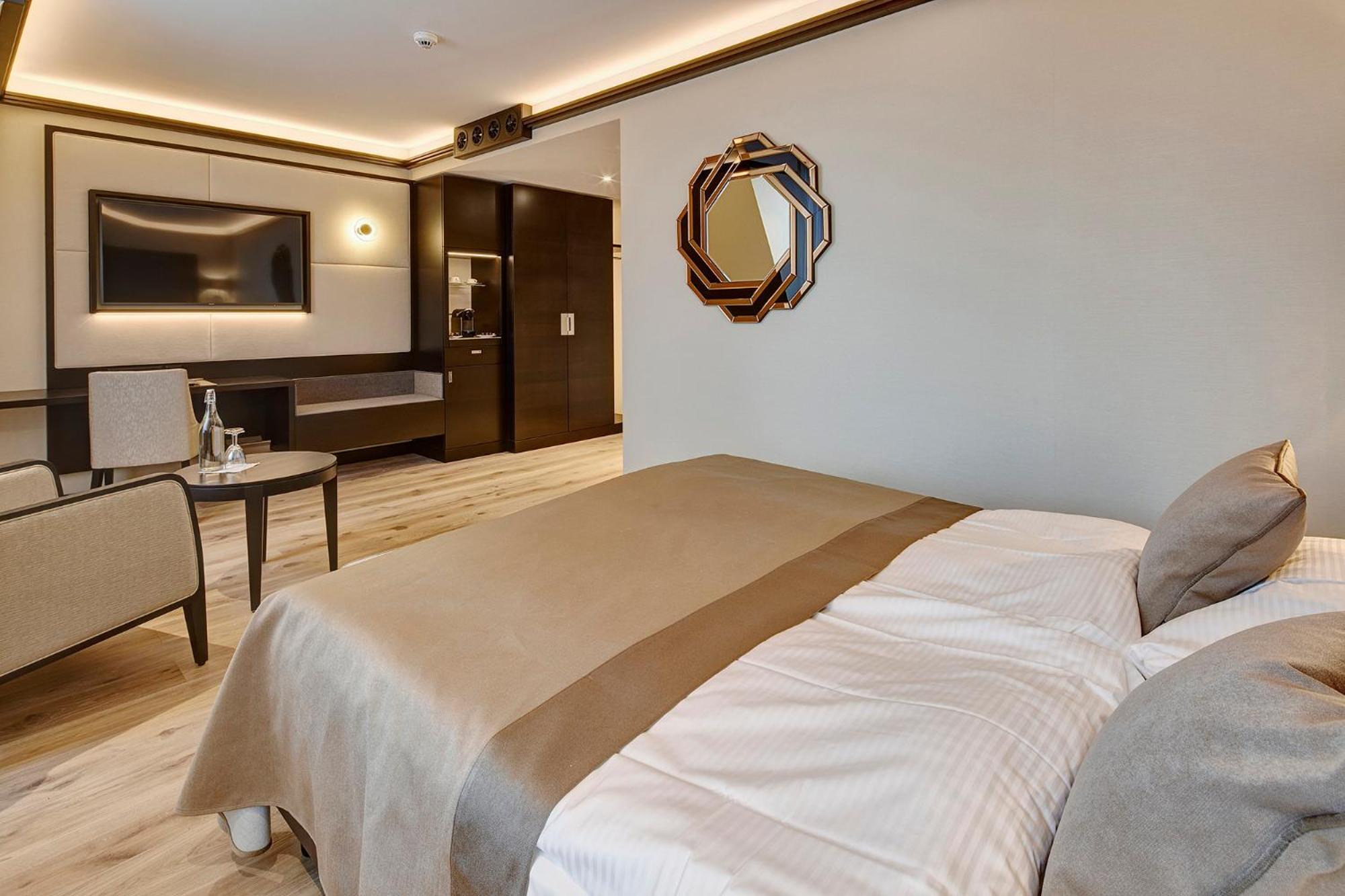 Deluxe Junior Suite - Photo 6