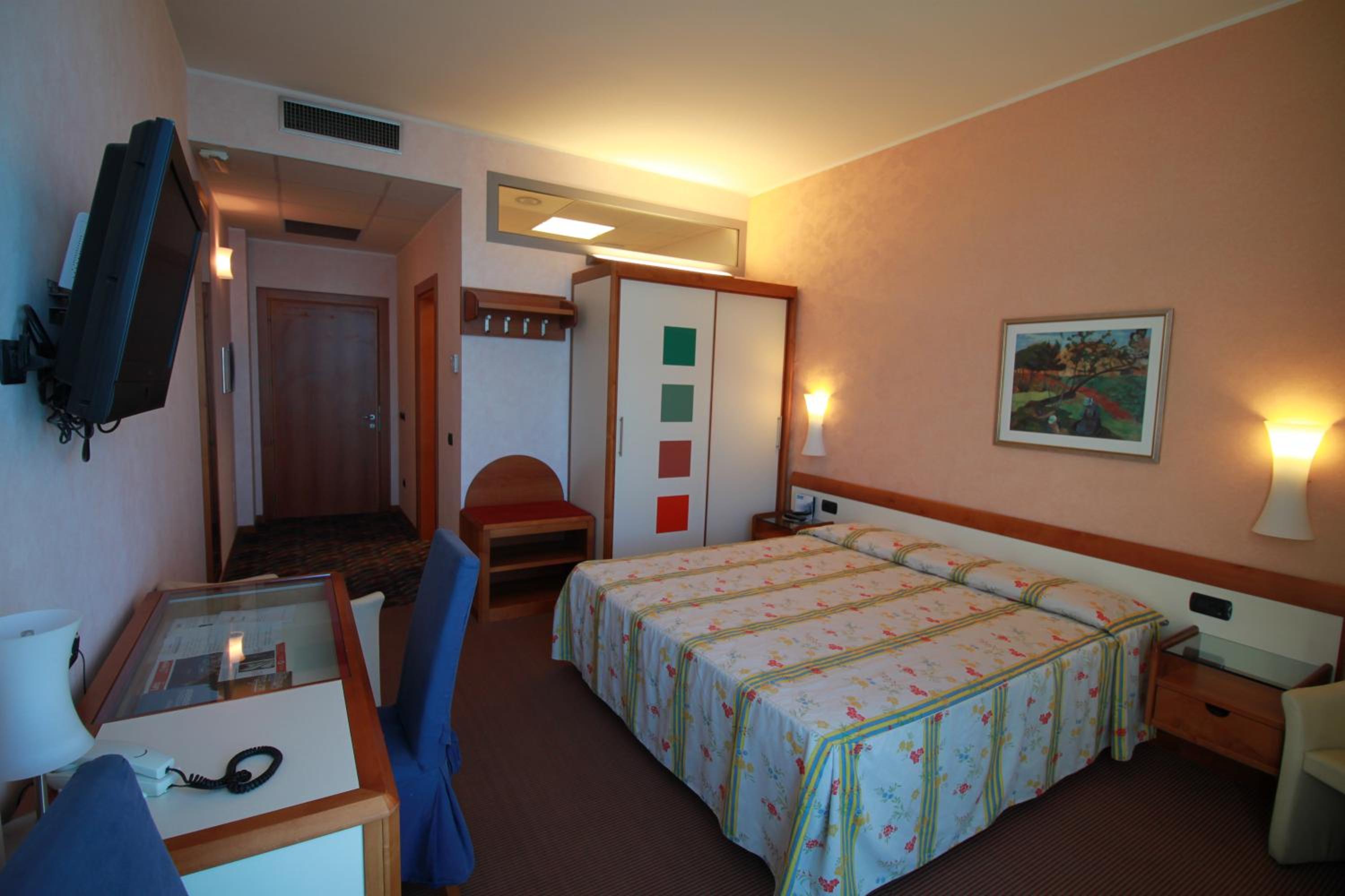 Queen Room with Sea View - Photo 5