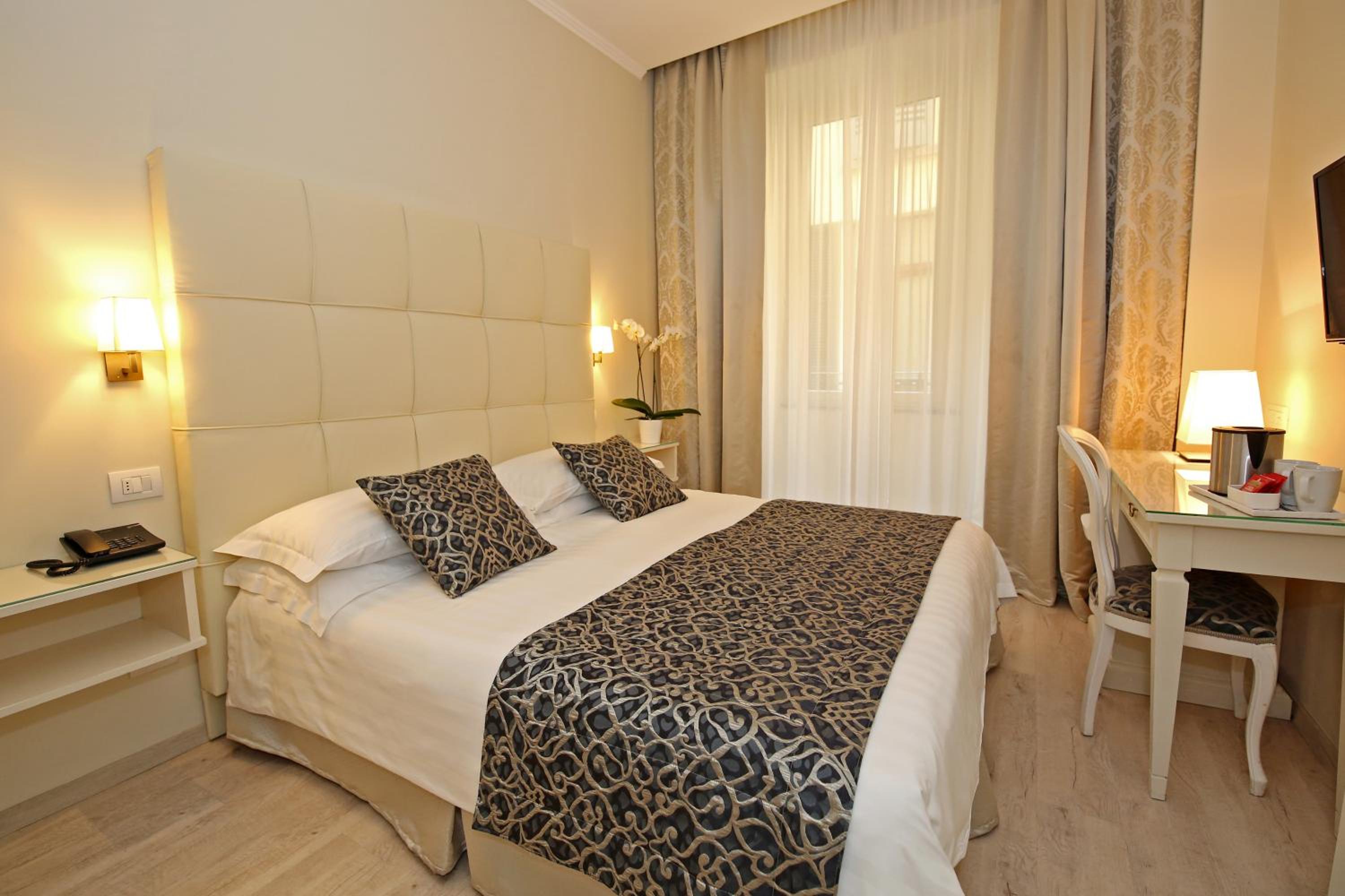 Standard Double Room - Photo 7