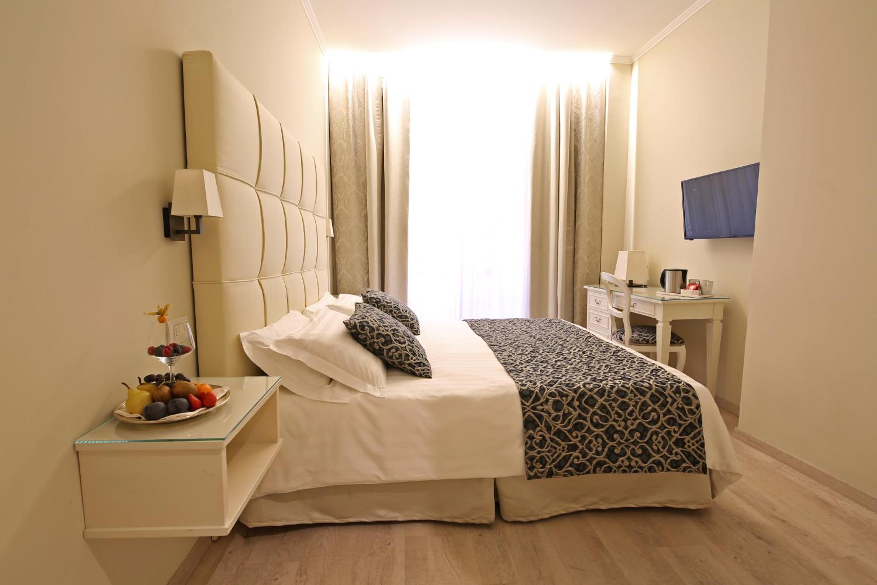 Standard Double Room - Photo 8