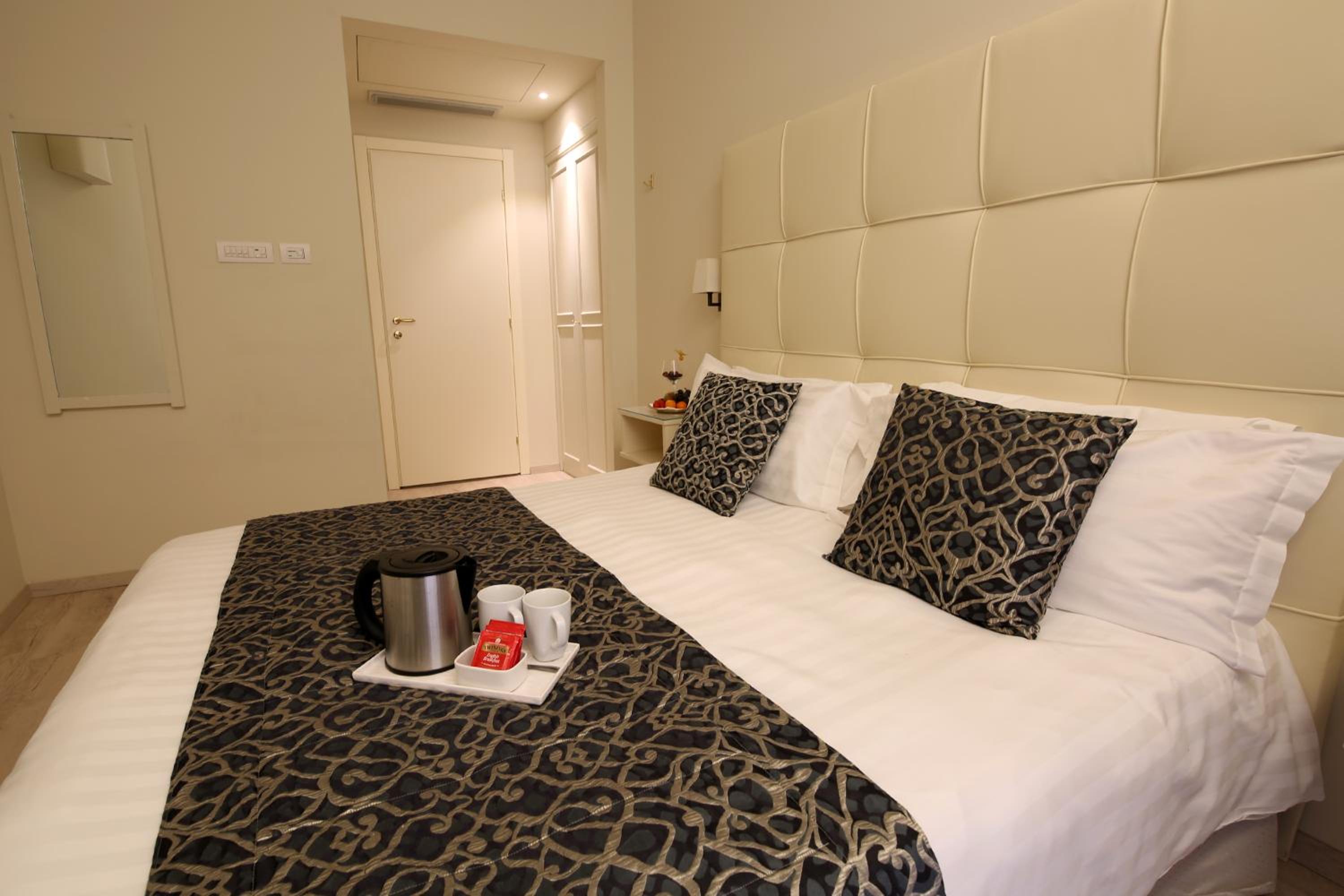 Standard Double Room - Photo 9