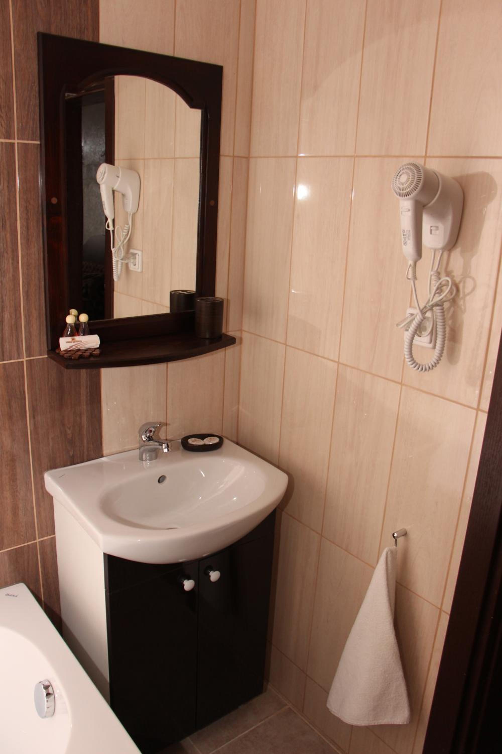 Deluxe Double Room with Bath - Photo 9
