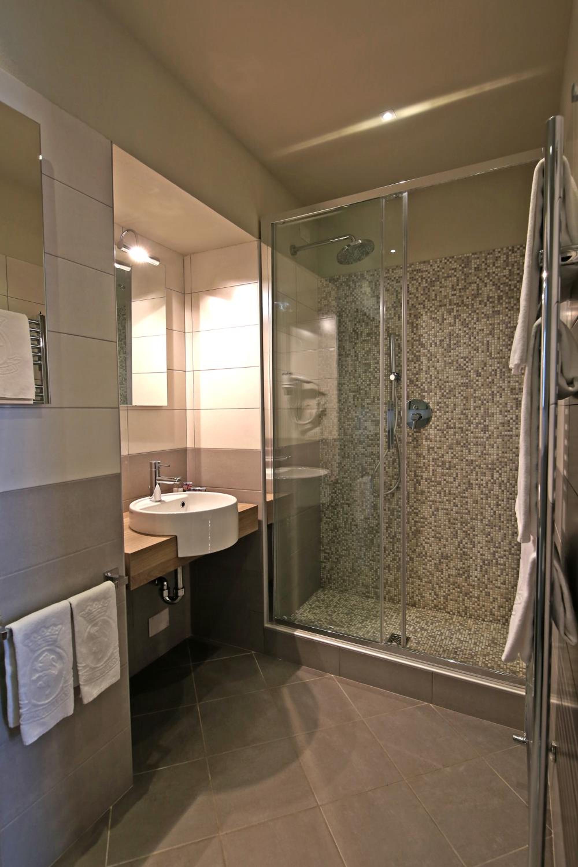 Standard Double Room - Photo 11