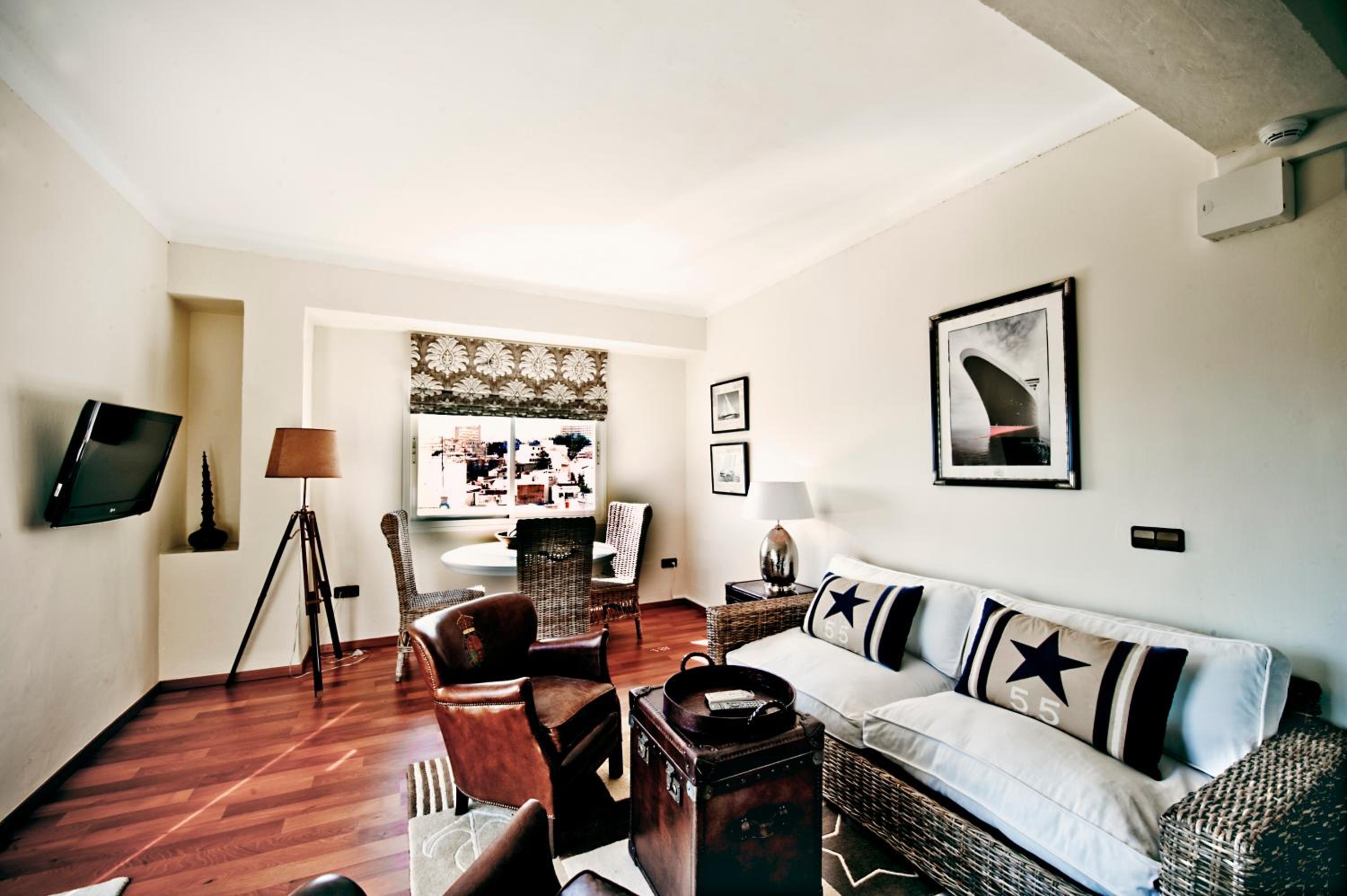 Suite - Photo 5