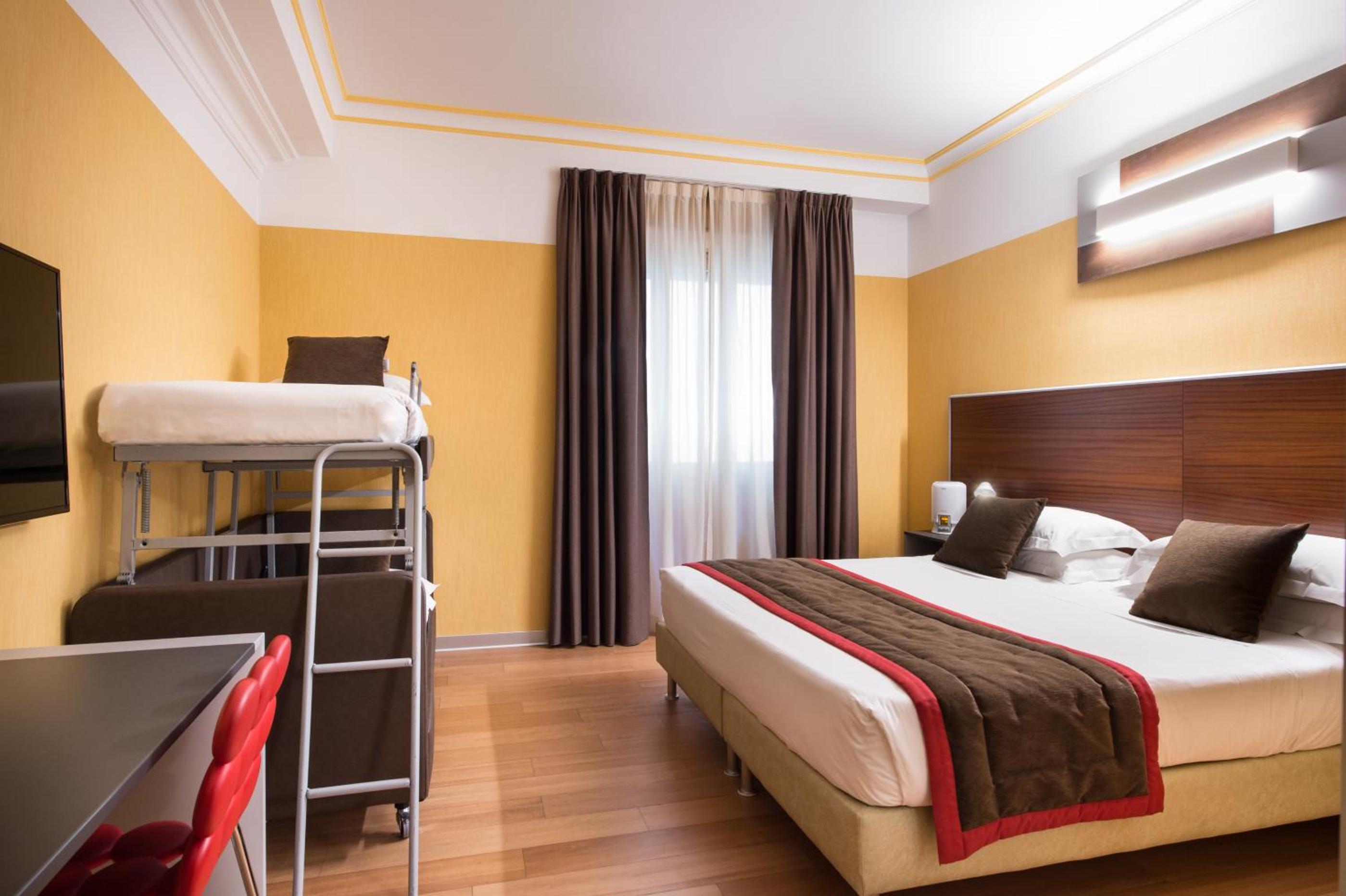 Family King Room with Bunk Beds - Photo 14