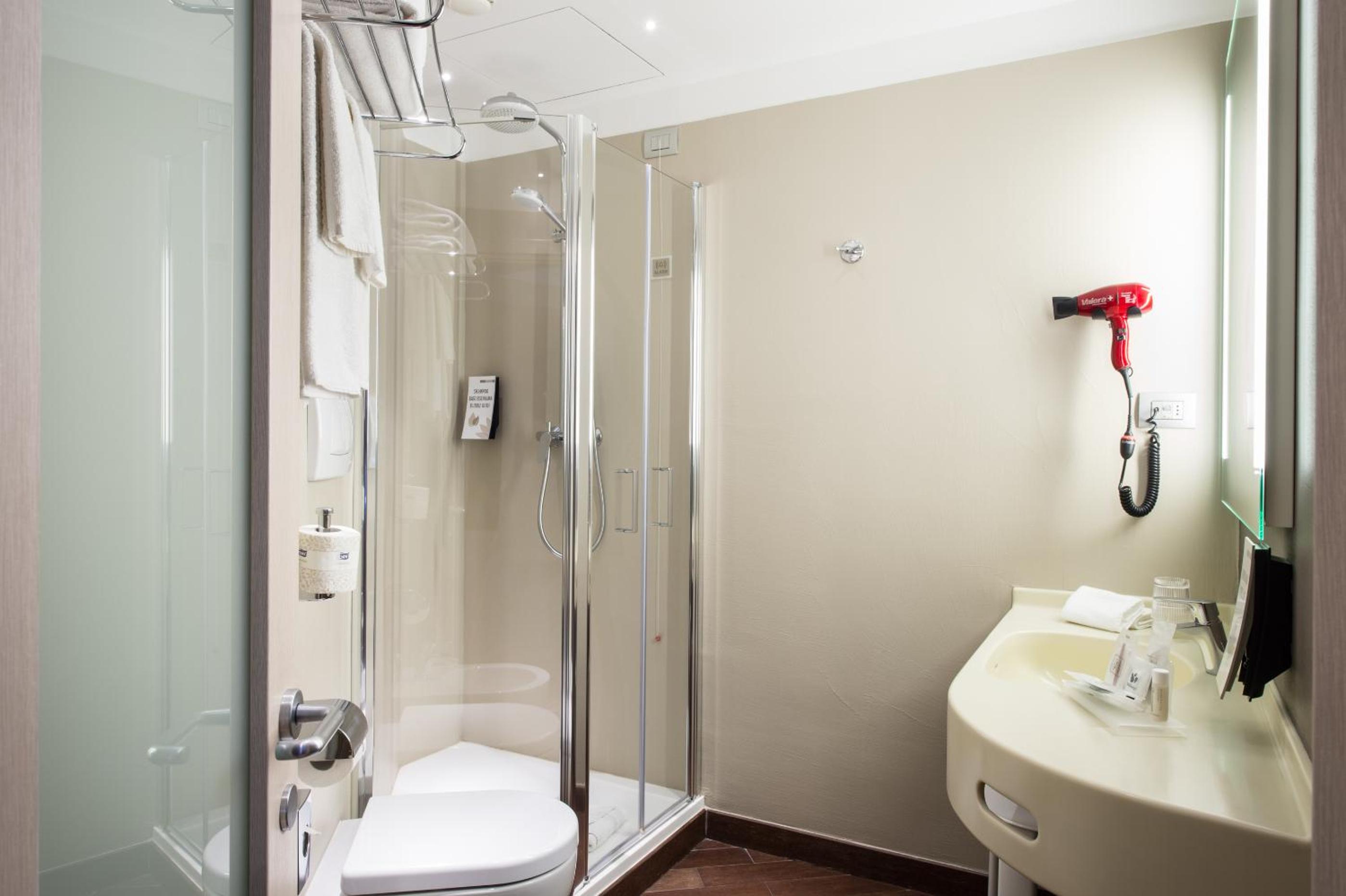 Deluxe King Room - Photo 11