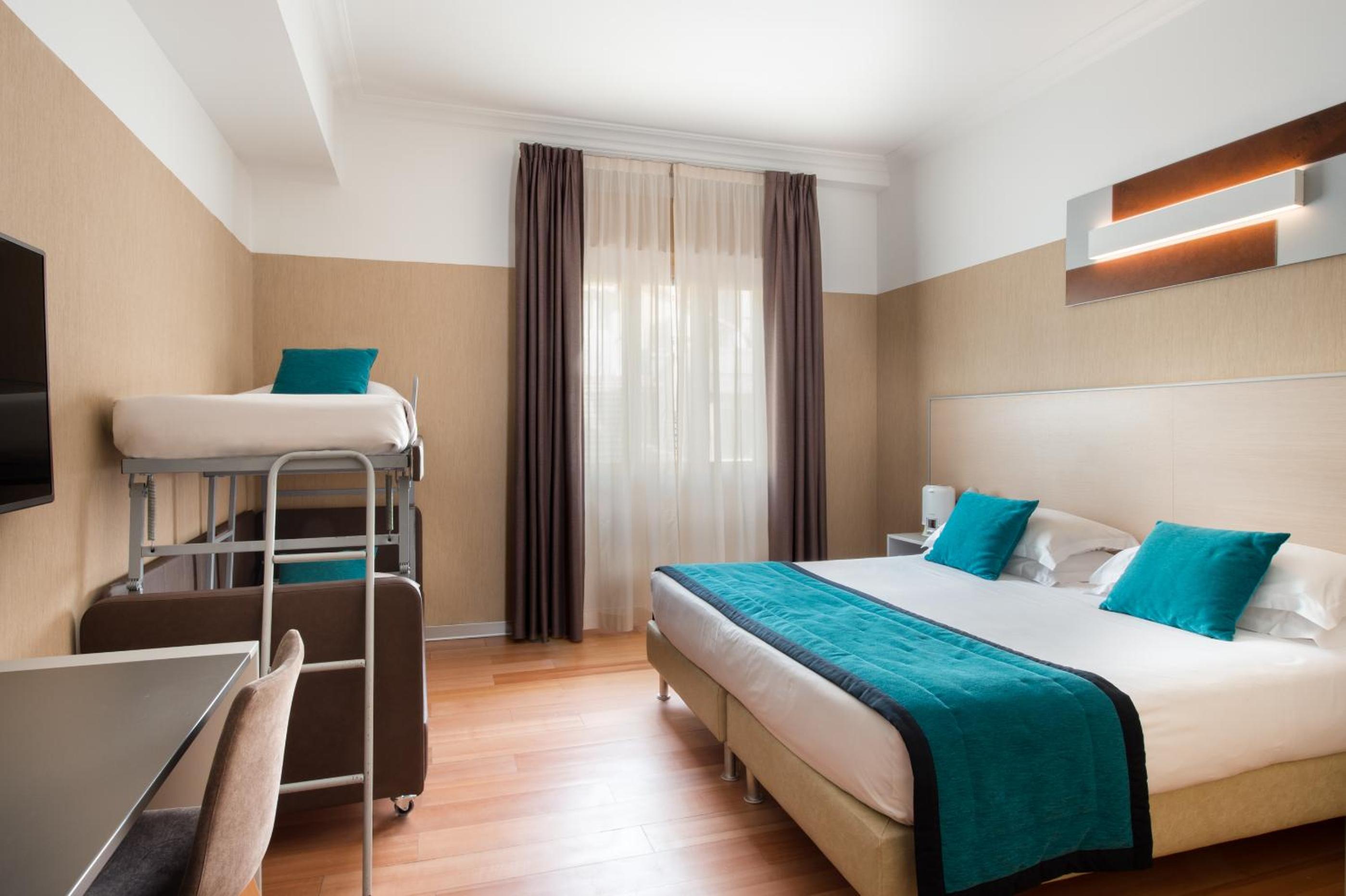Family King Room with Bunk Beds - Photo 2