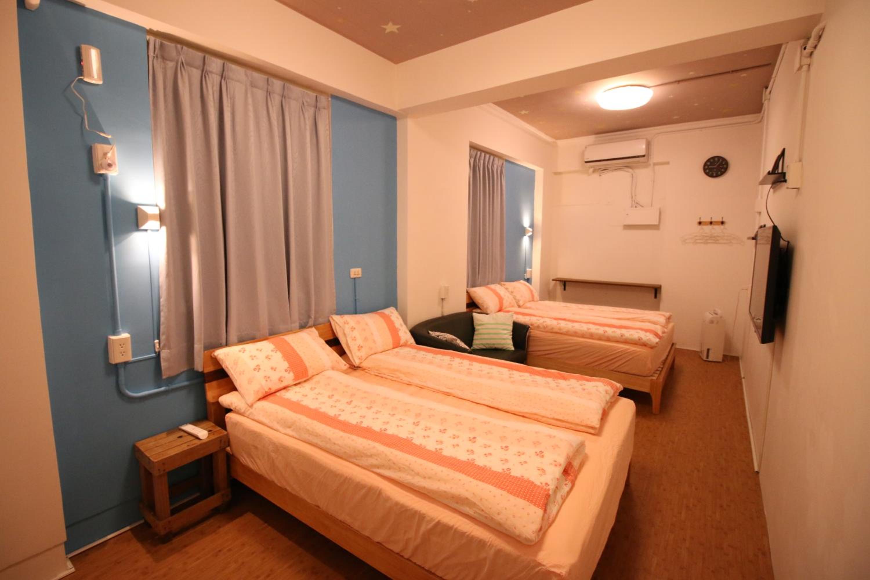Quadruple Room with Shared Bathroom photo 2