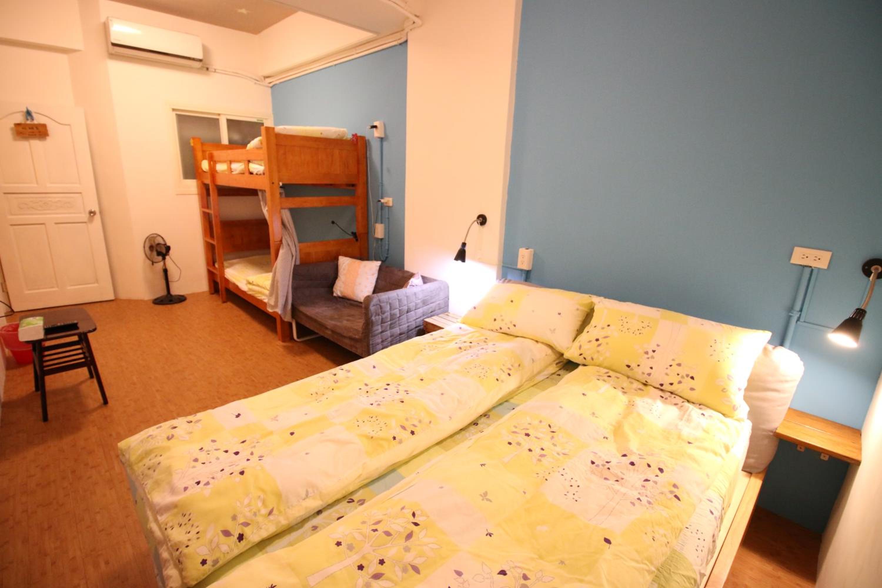 Quadruple Room with Shared Bathroom photo 1