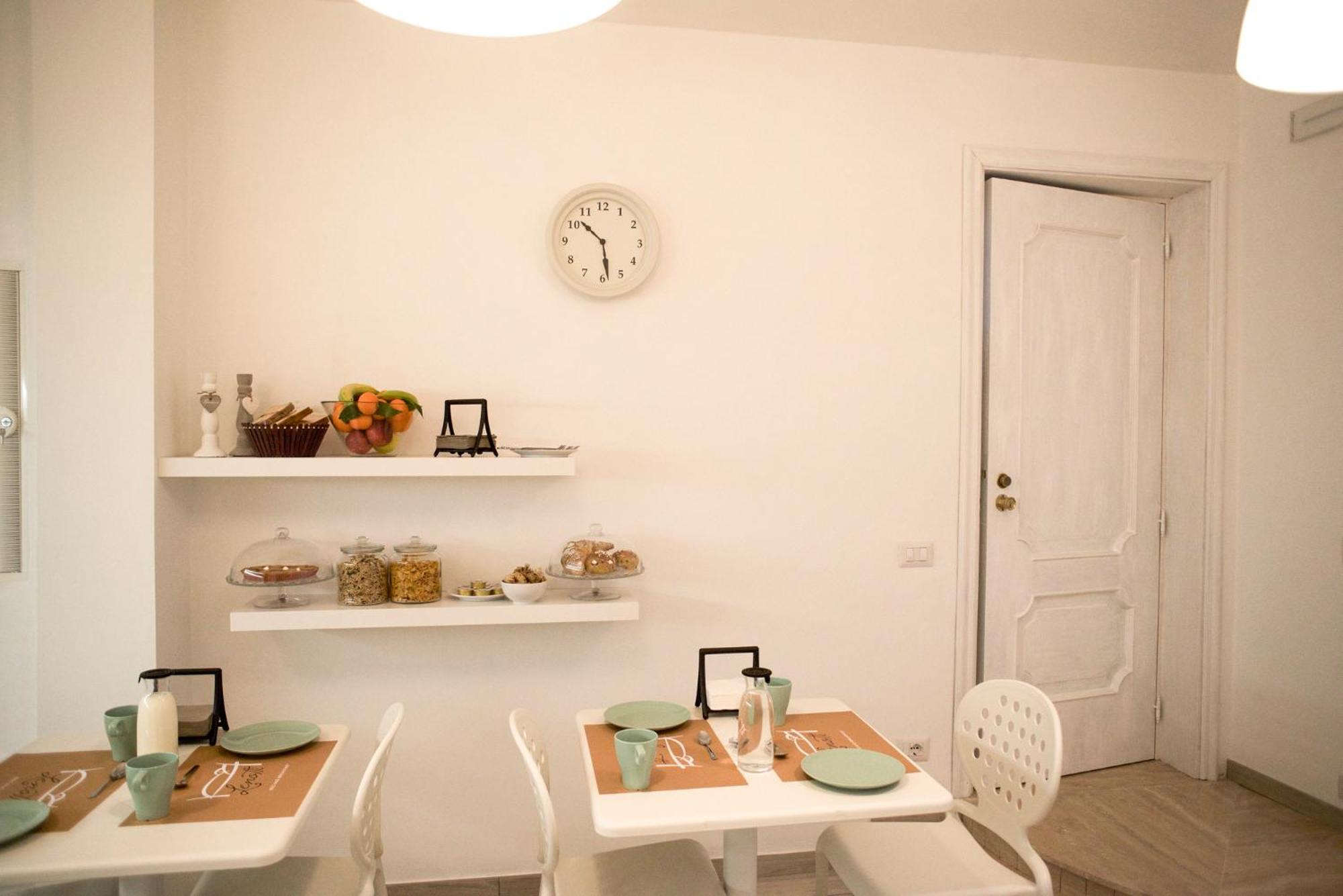 Double or Twin Room with Private Bathroom - Photo 10