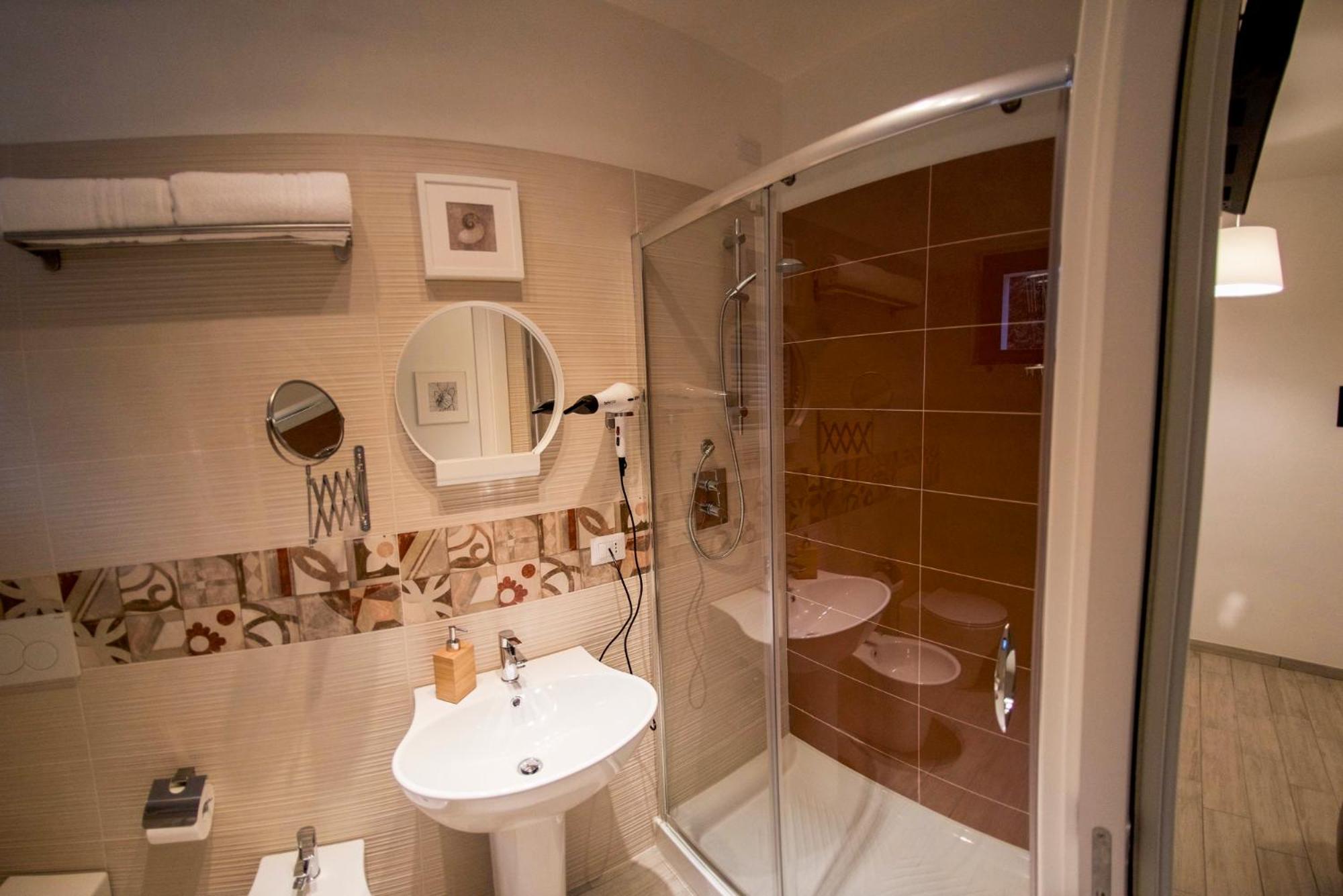 Double or Twin Room with Private Bathroom - Photo 5