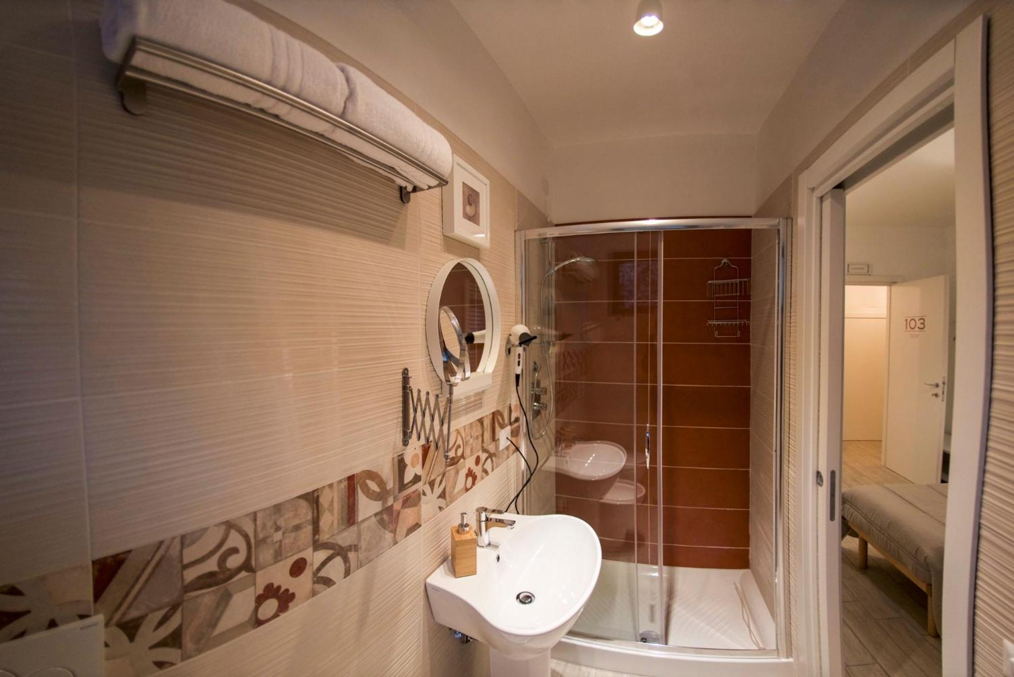 Double or Twin Room with Private Bathroom - Photo 3