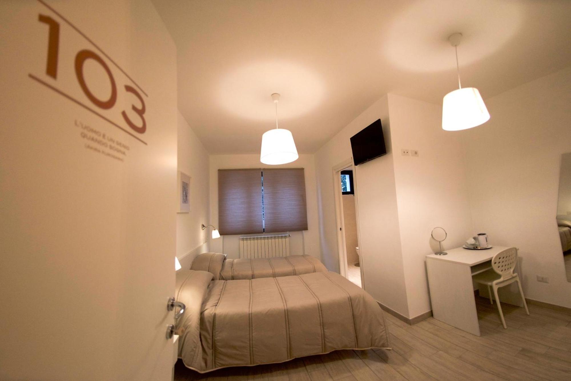 Double or Twin Room with Private Bathroom - Photo 4