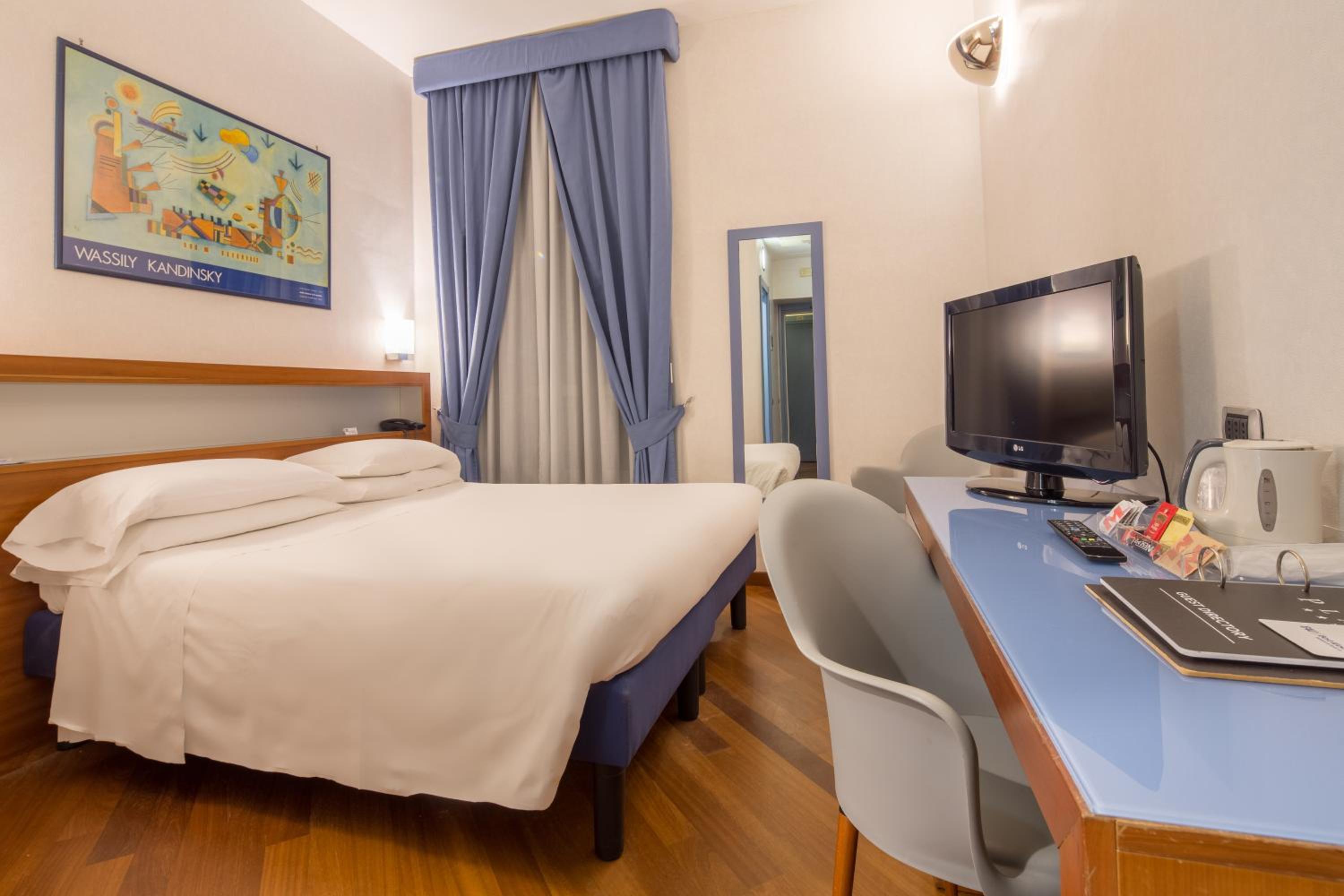Standard Double Room thumbnail 6