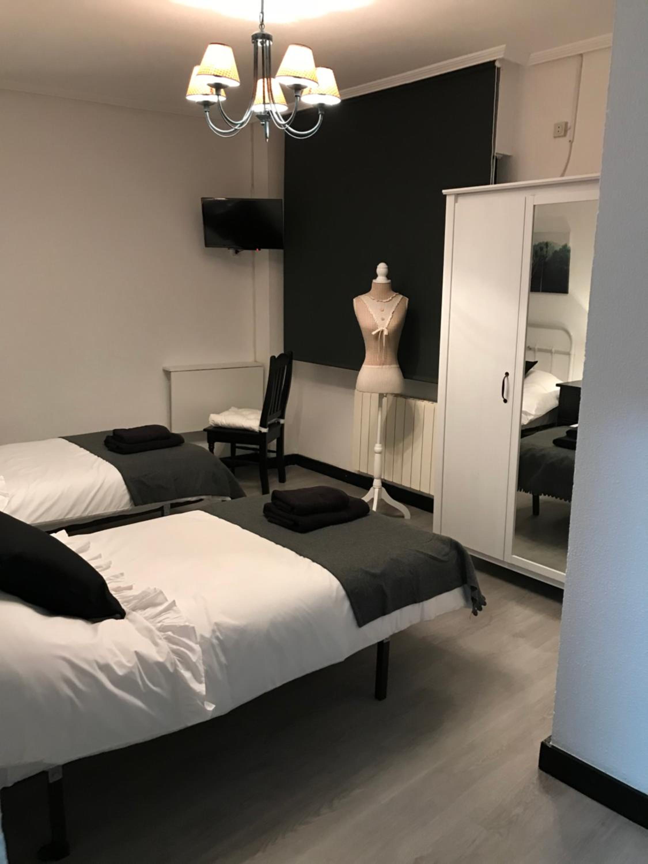 Twin Room - Photo 5