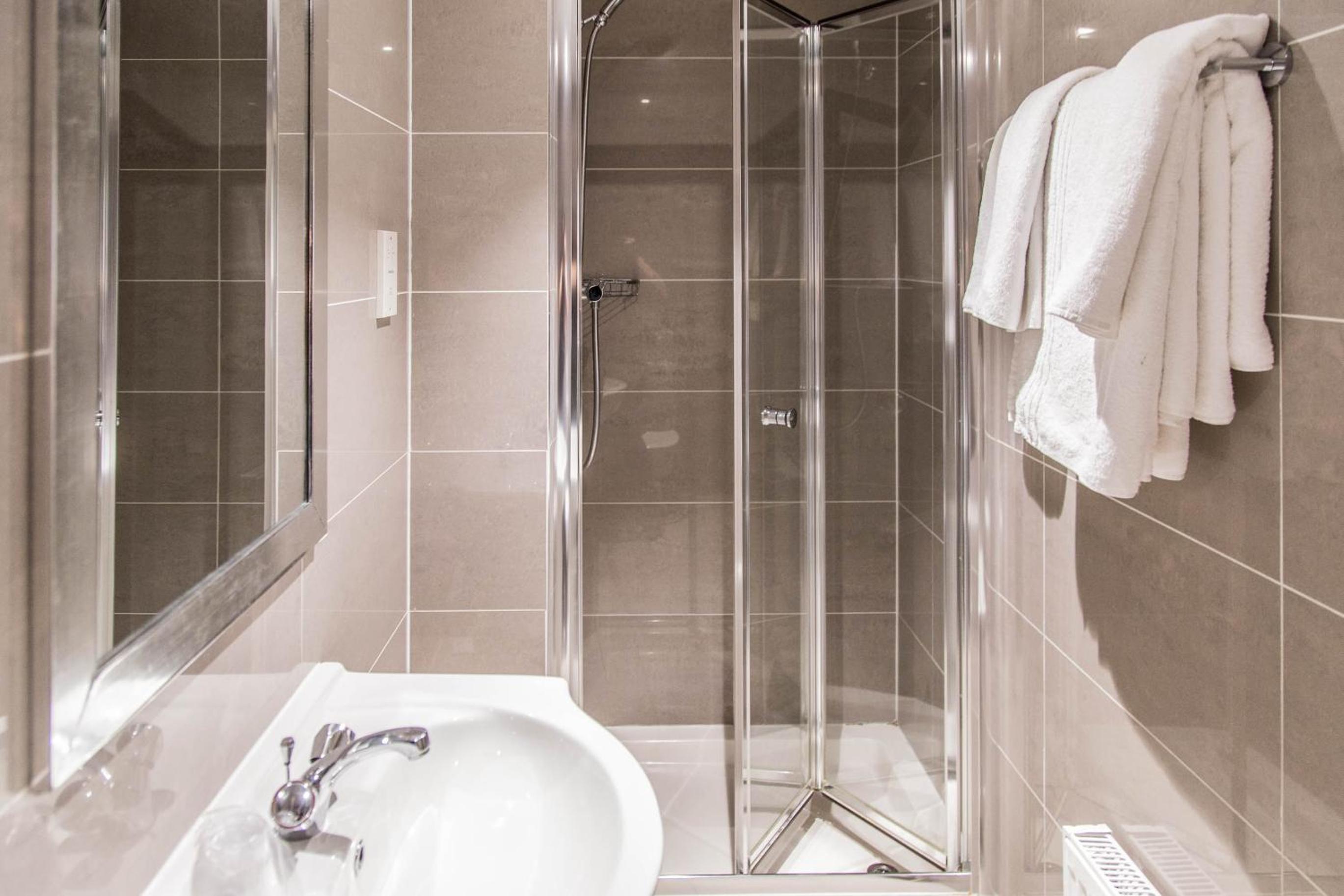 Single Room with Private Bathroom photo 2