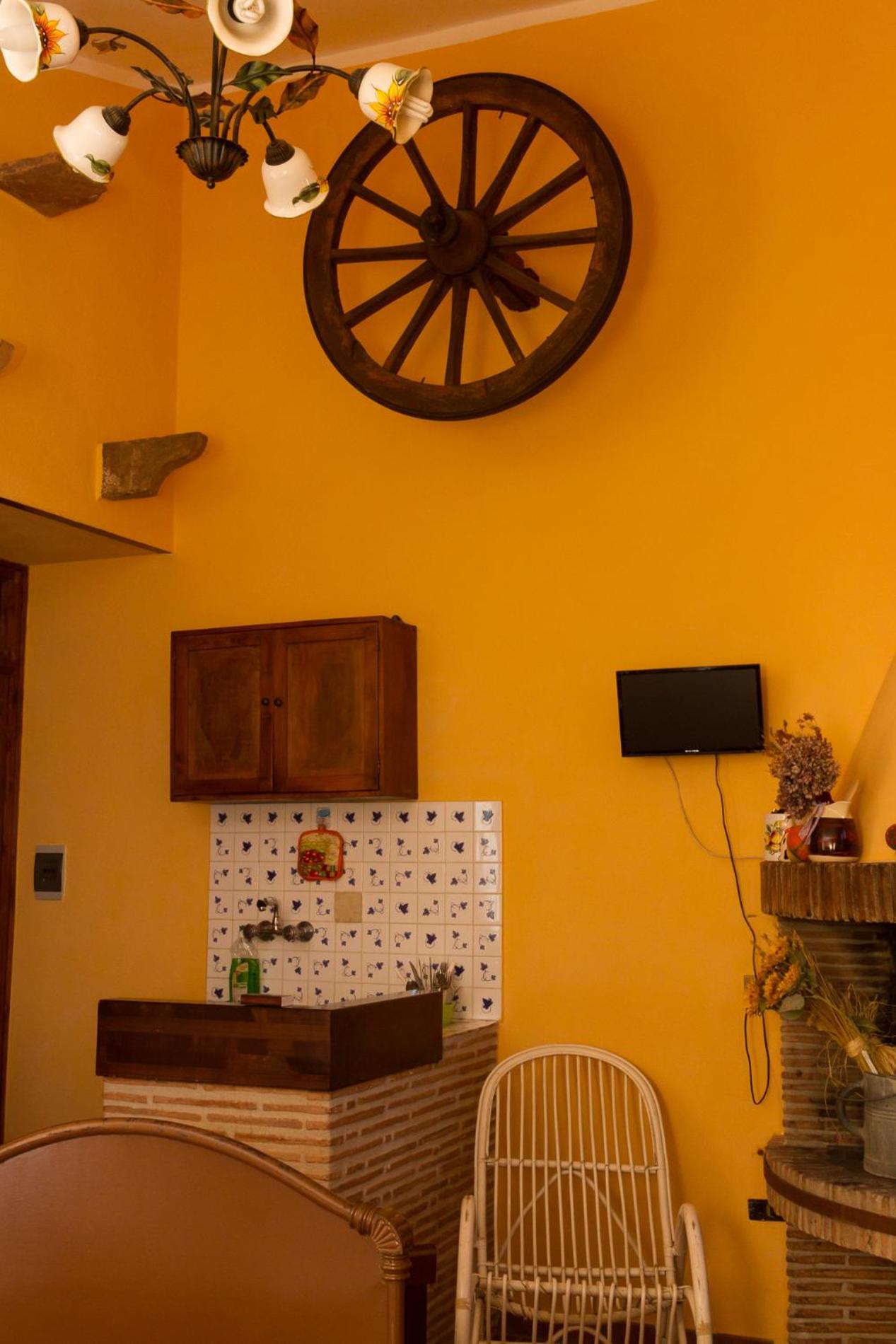Double Room with Private Bathroom - Photo 17