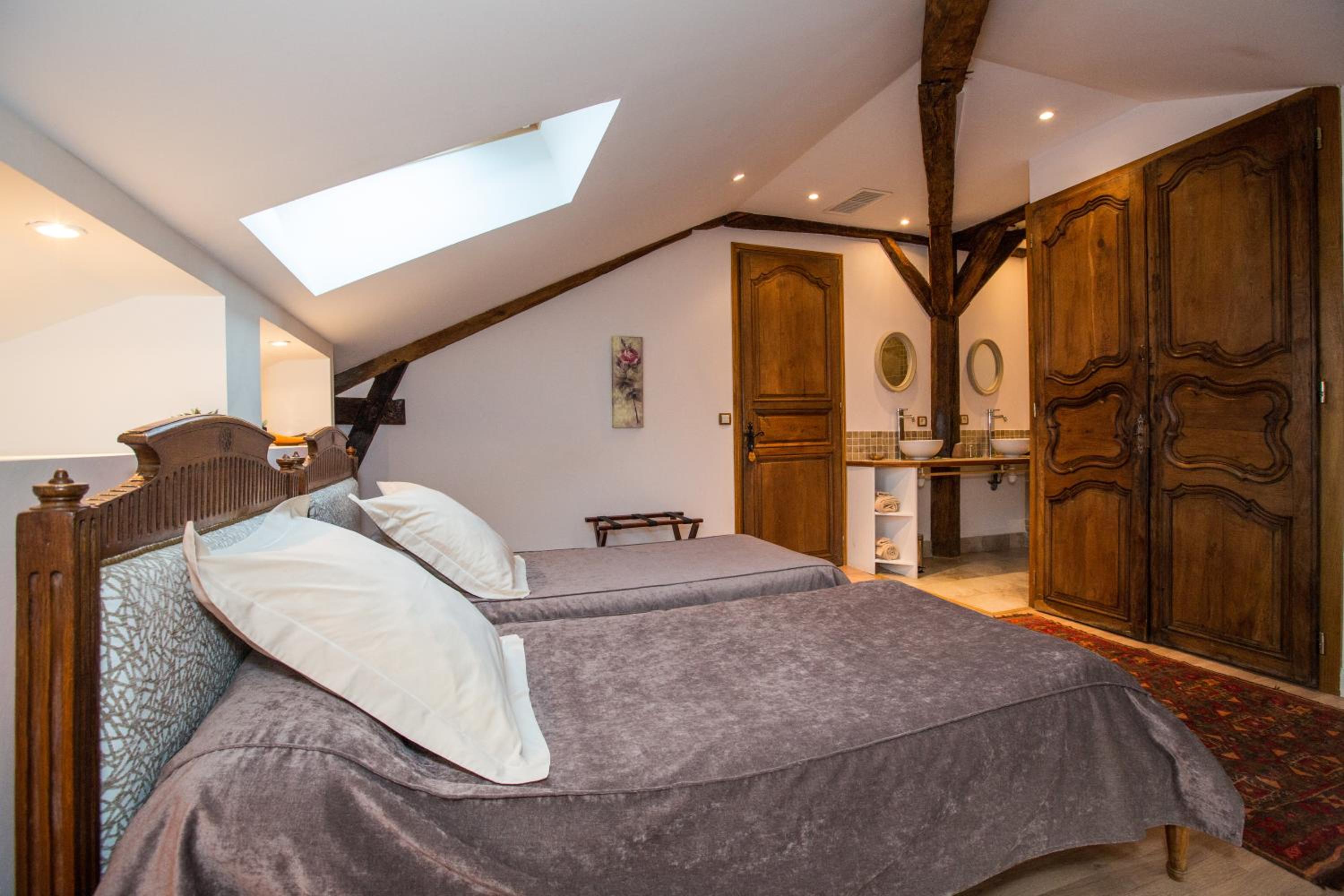Twin Room with Private Bathroom - Photo 4