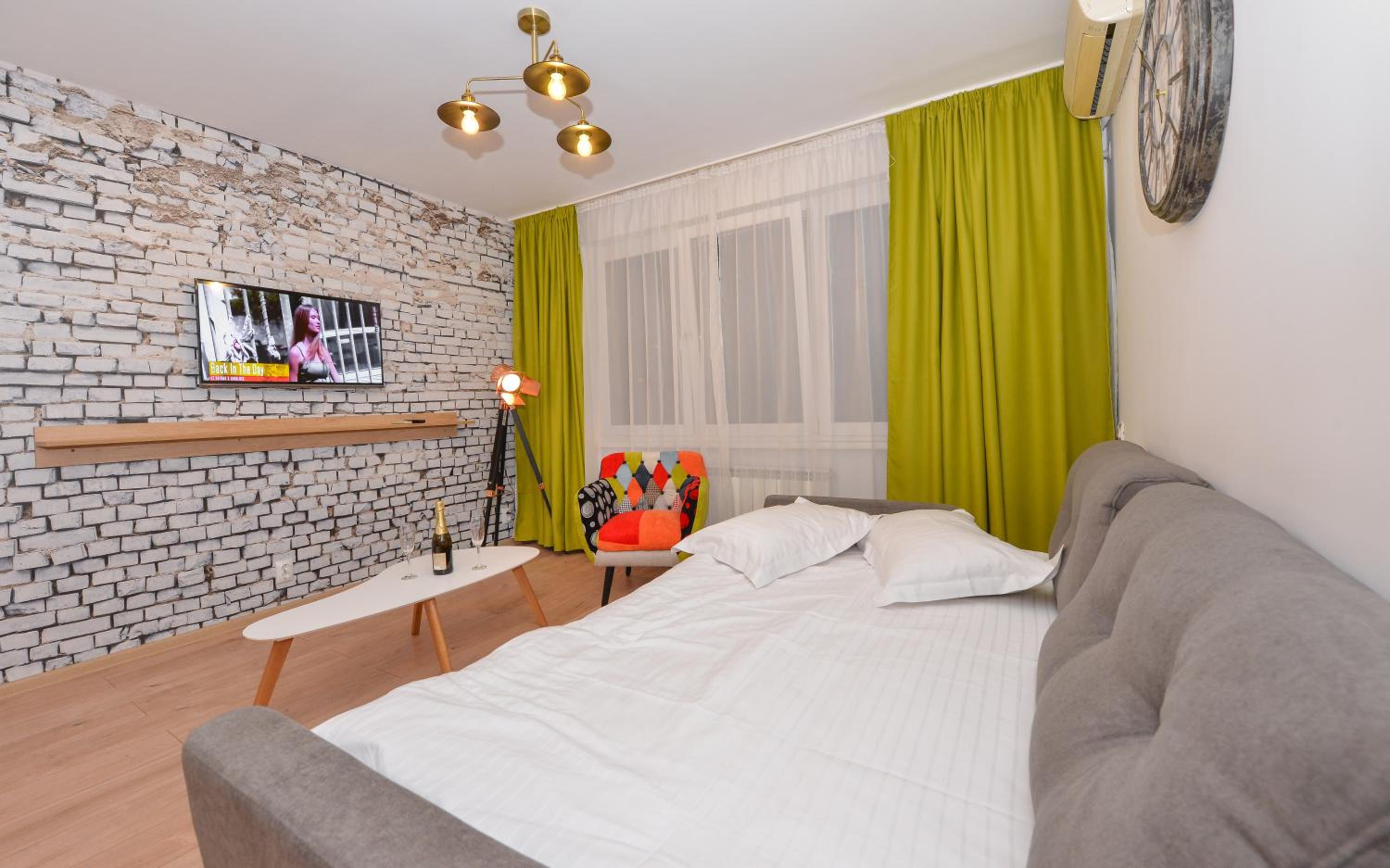 One-Bedroom Apartment - Photo 2