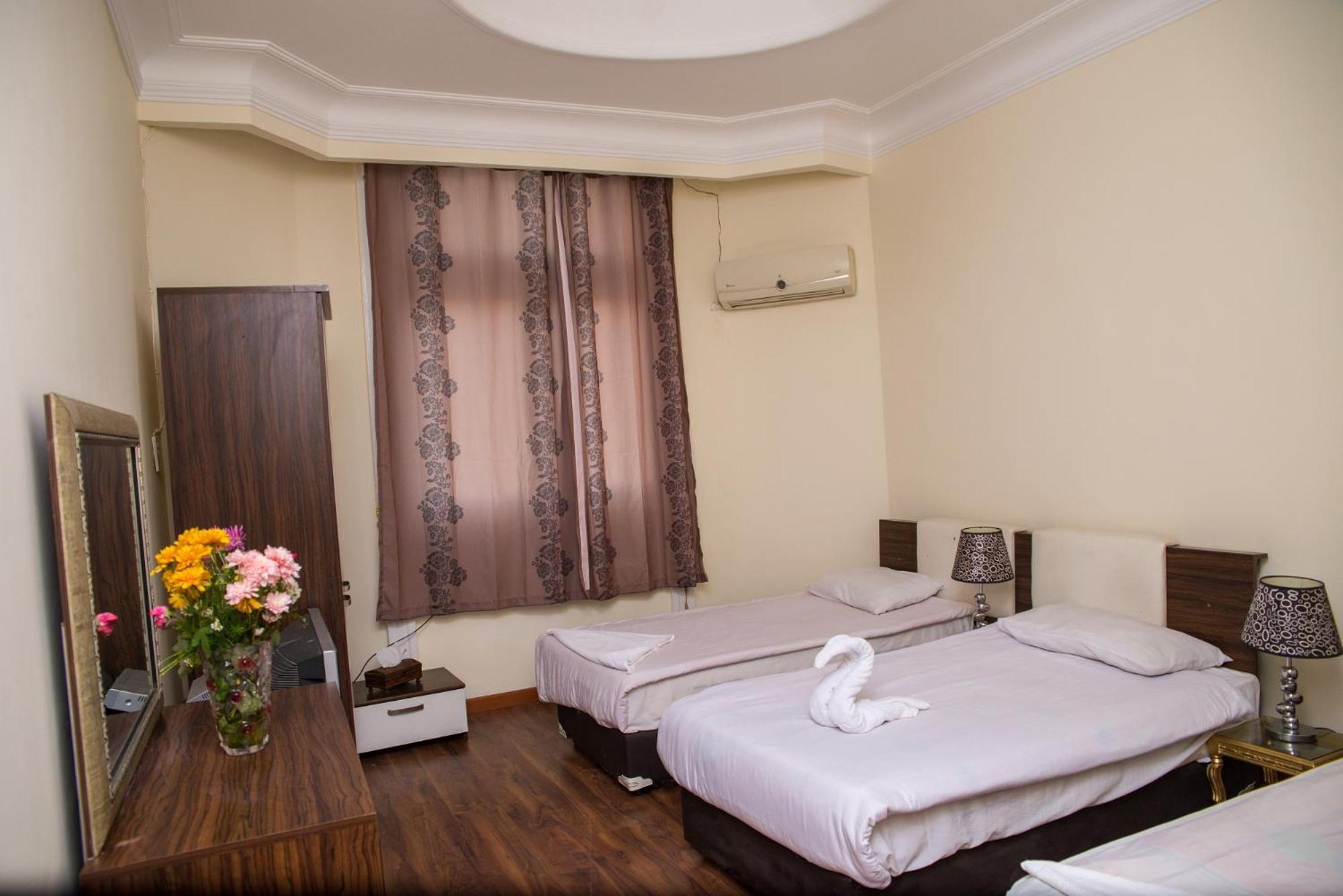 Royal Twin Room with Two Queen Beds photo 2