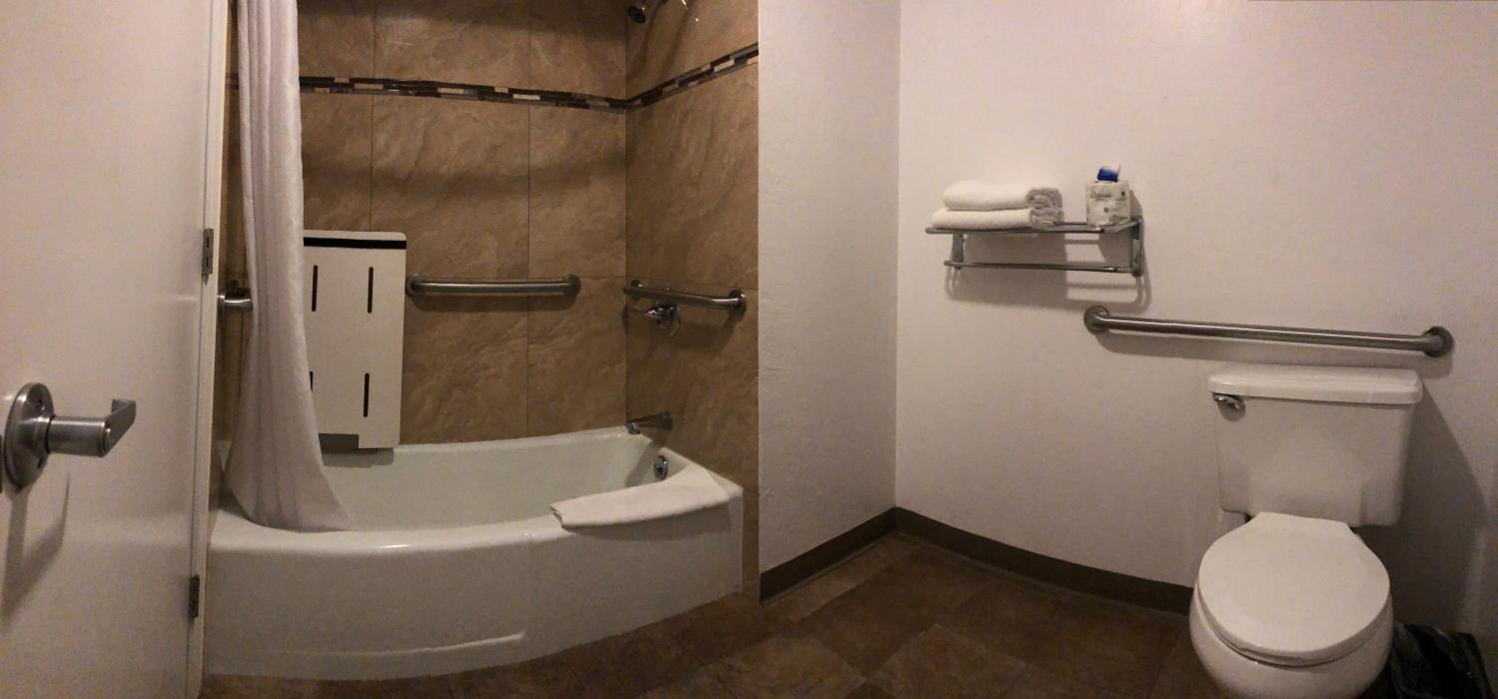 Queen Room with Bath Tub - Disability Access/Non-Smoking  - Photo 2