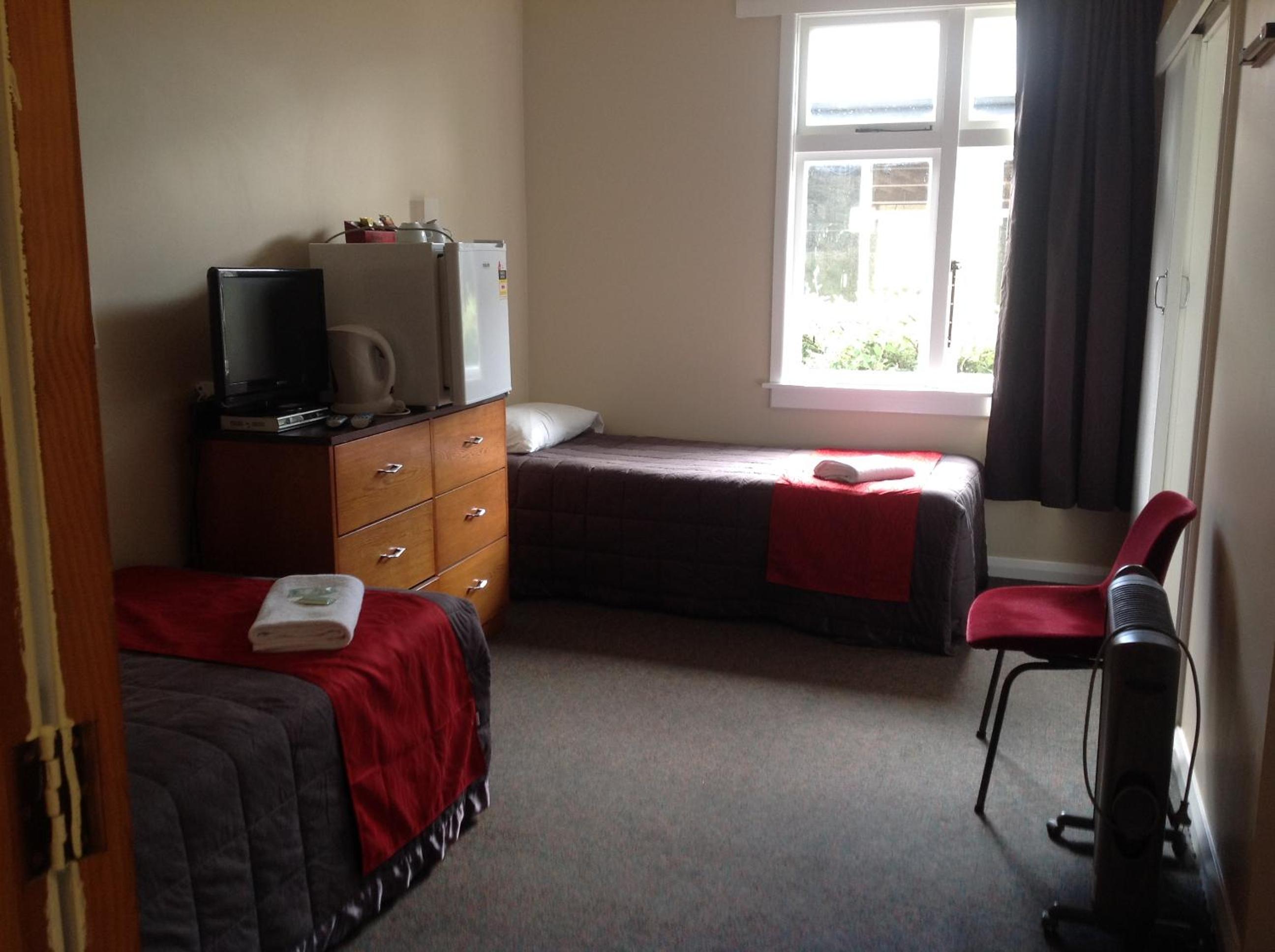 Twin Room with Shower - Photo 3
