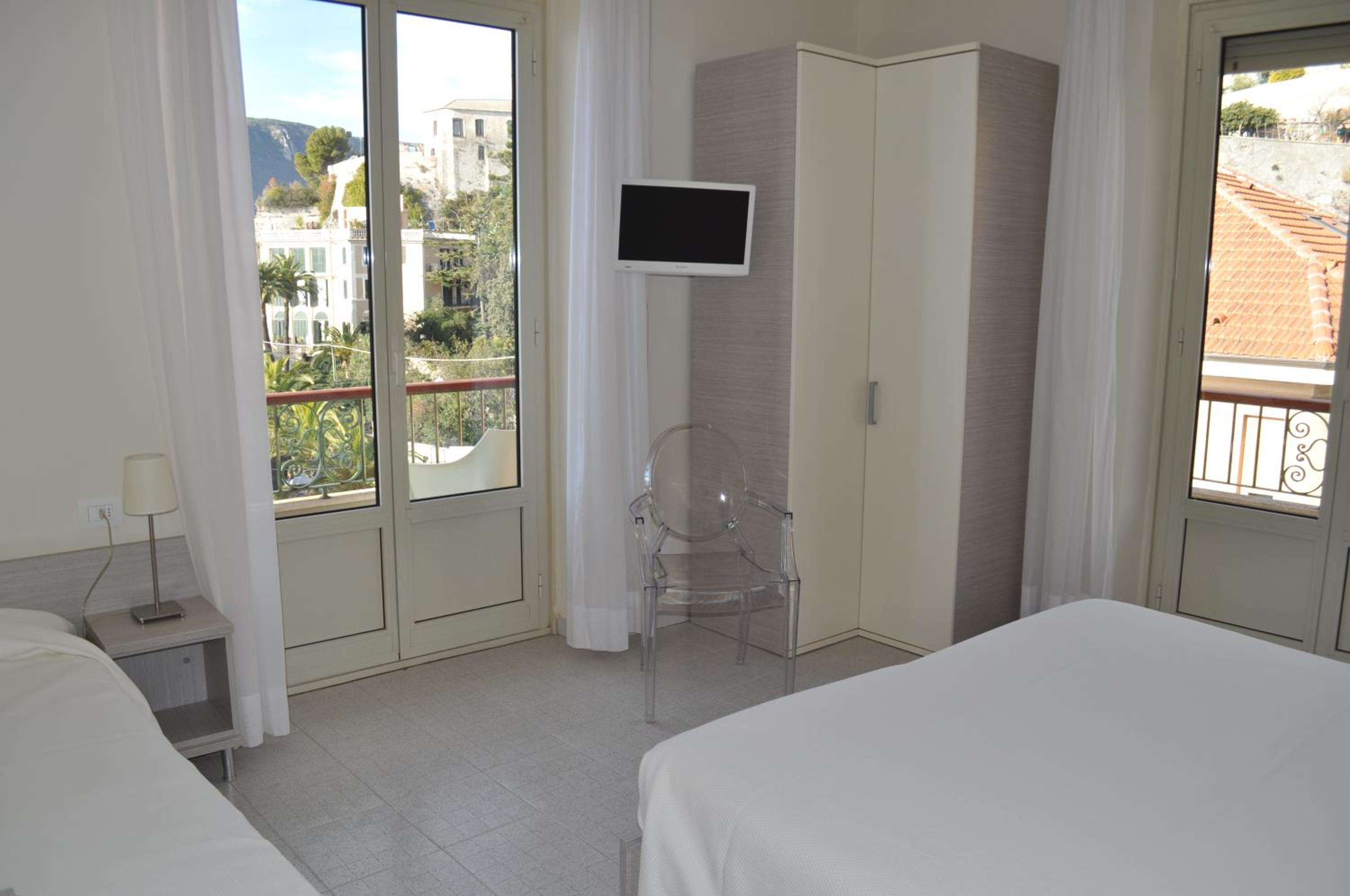 Double or Twin Room with Balcony and Lateral Sea View photo 2