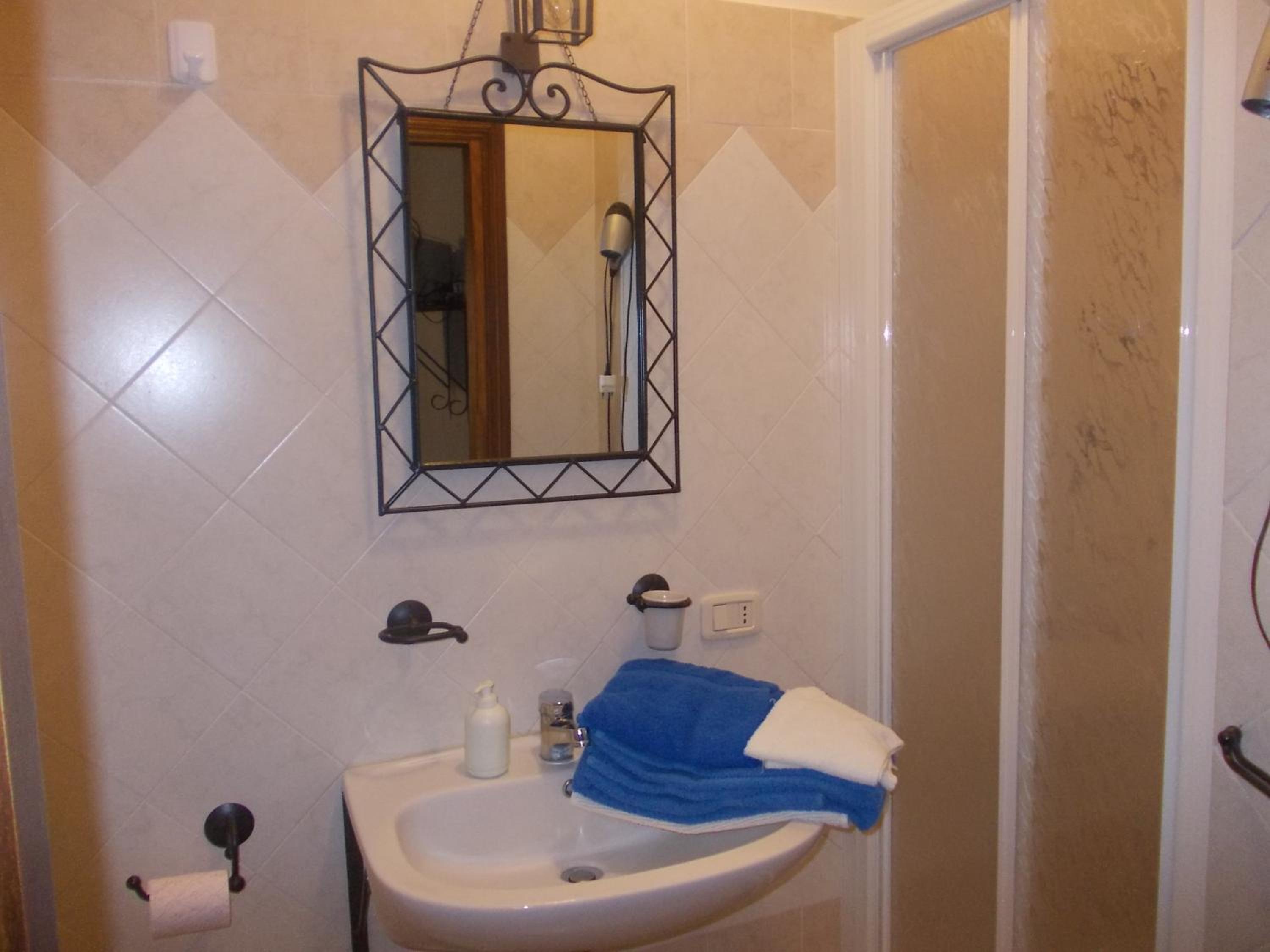 Double Room - Photo 18