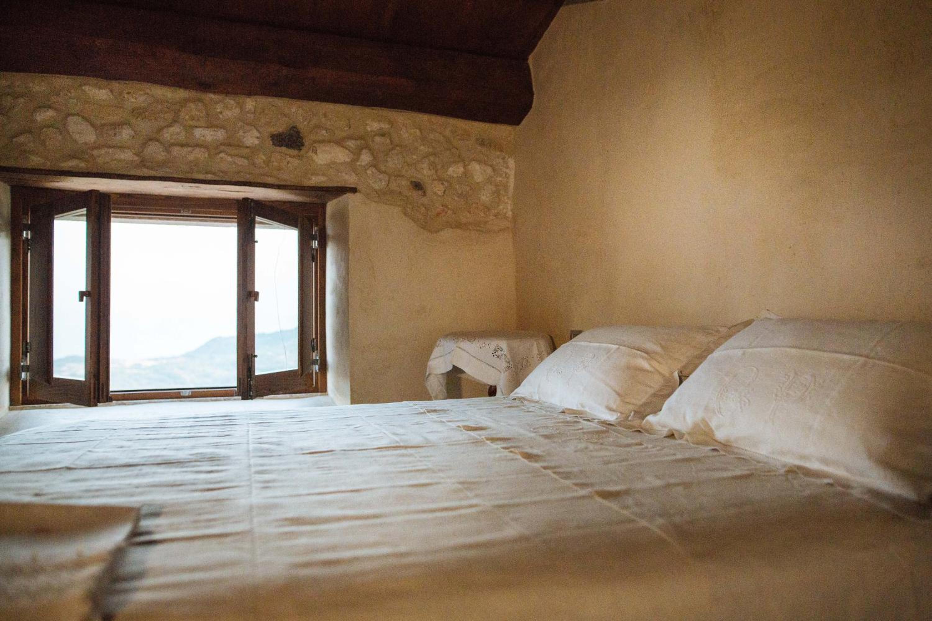 Deluxe Double Room with Bath - Photo 10