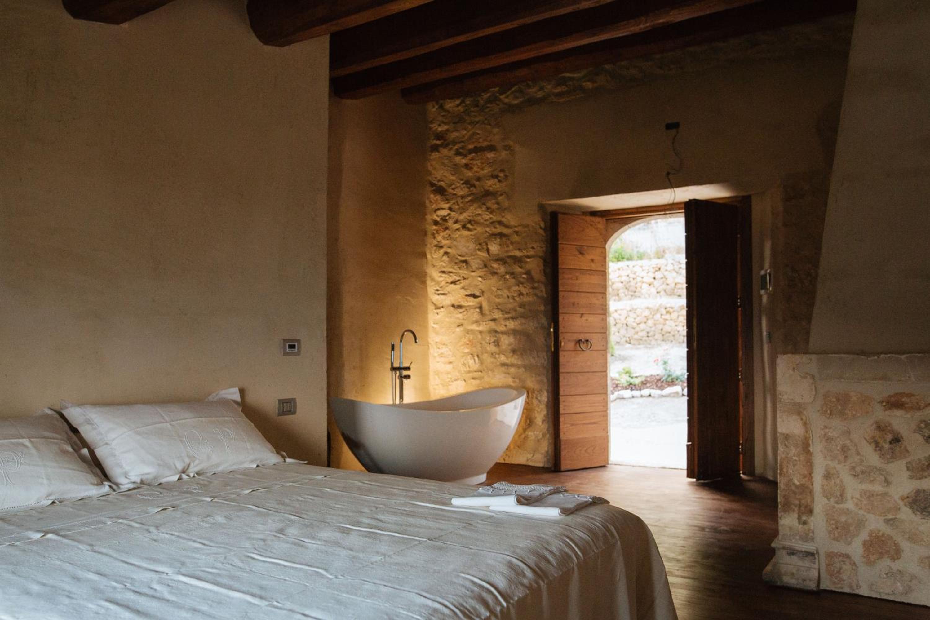 Deluxe Double Room with Bath - Photo 1