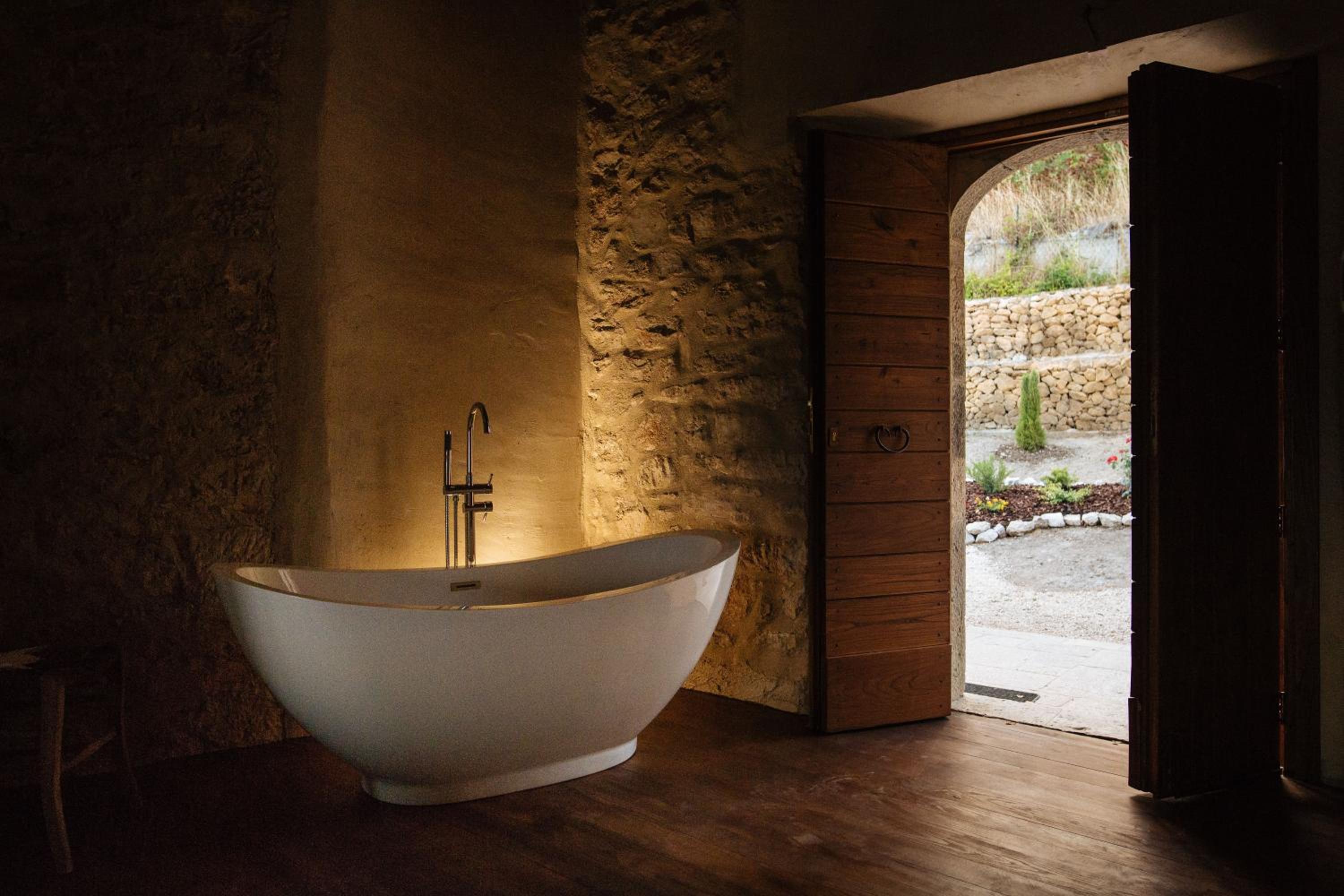 Deluxe Double Room with Bath - Photo 7
