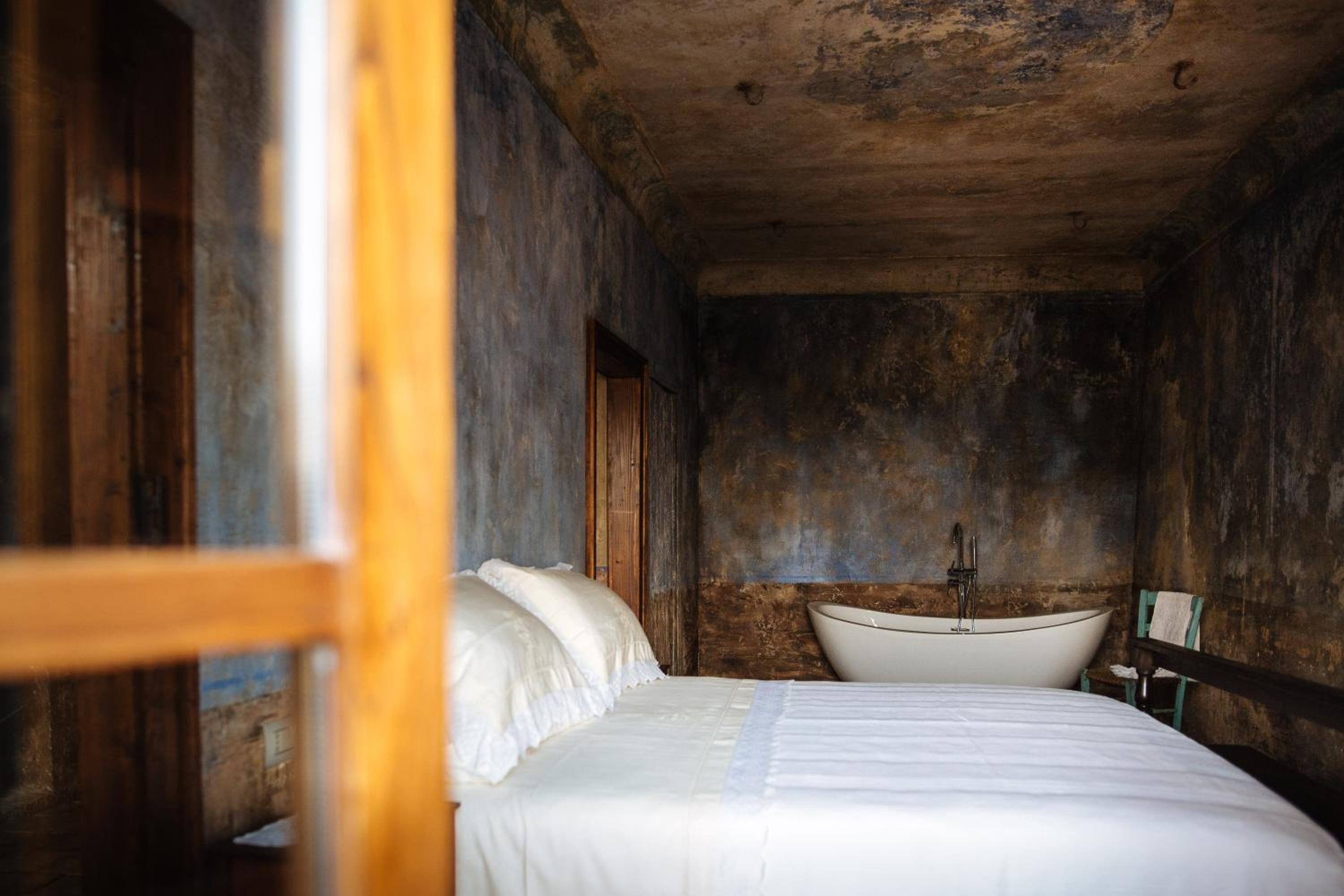 Suite with Balcony - Photo 9
