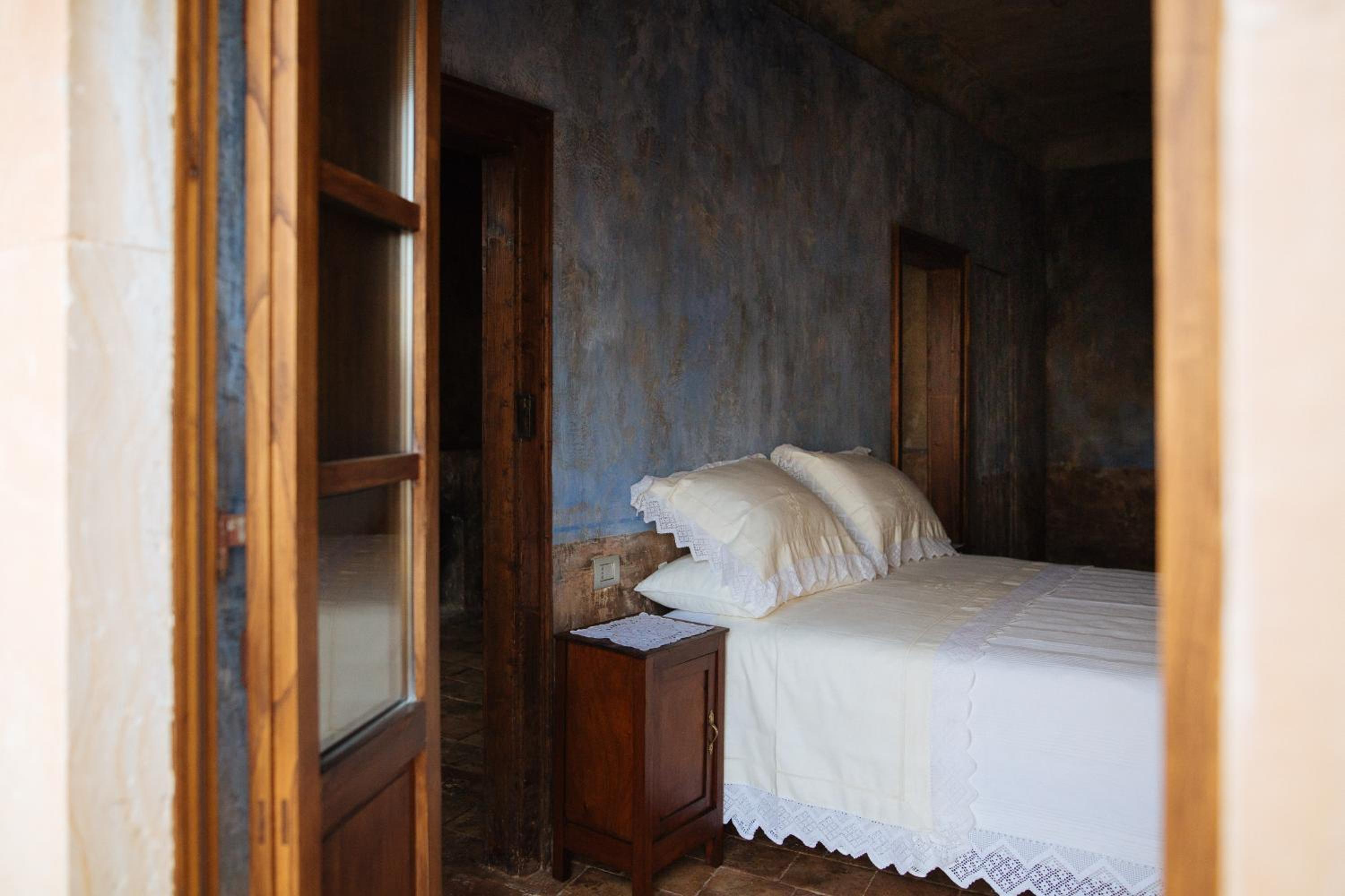 Suite with Balcony - Photo 5