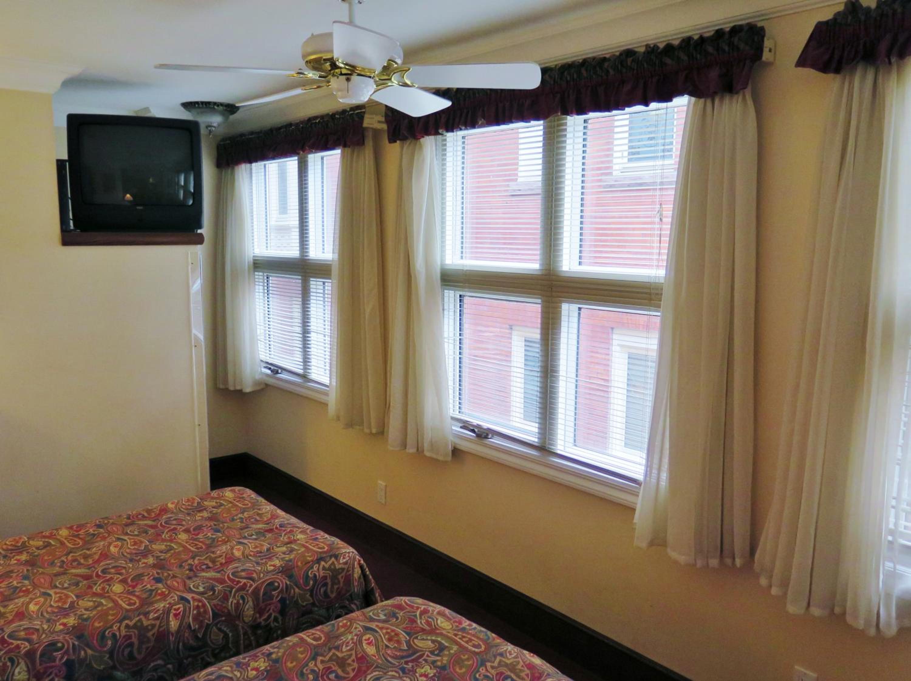 Standard Twin Room - Photo 3
