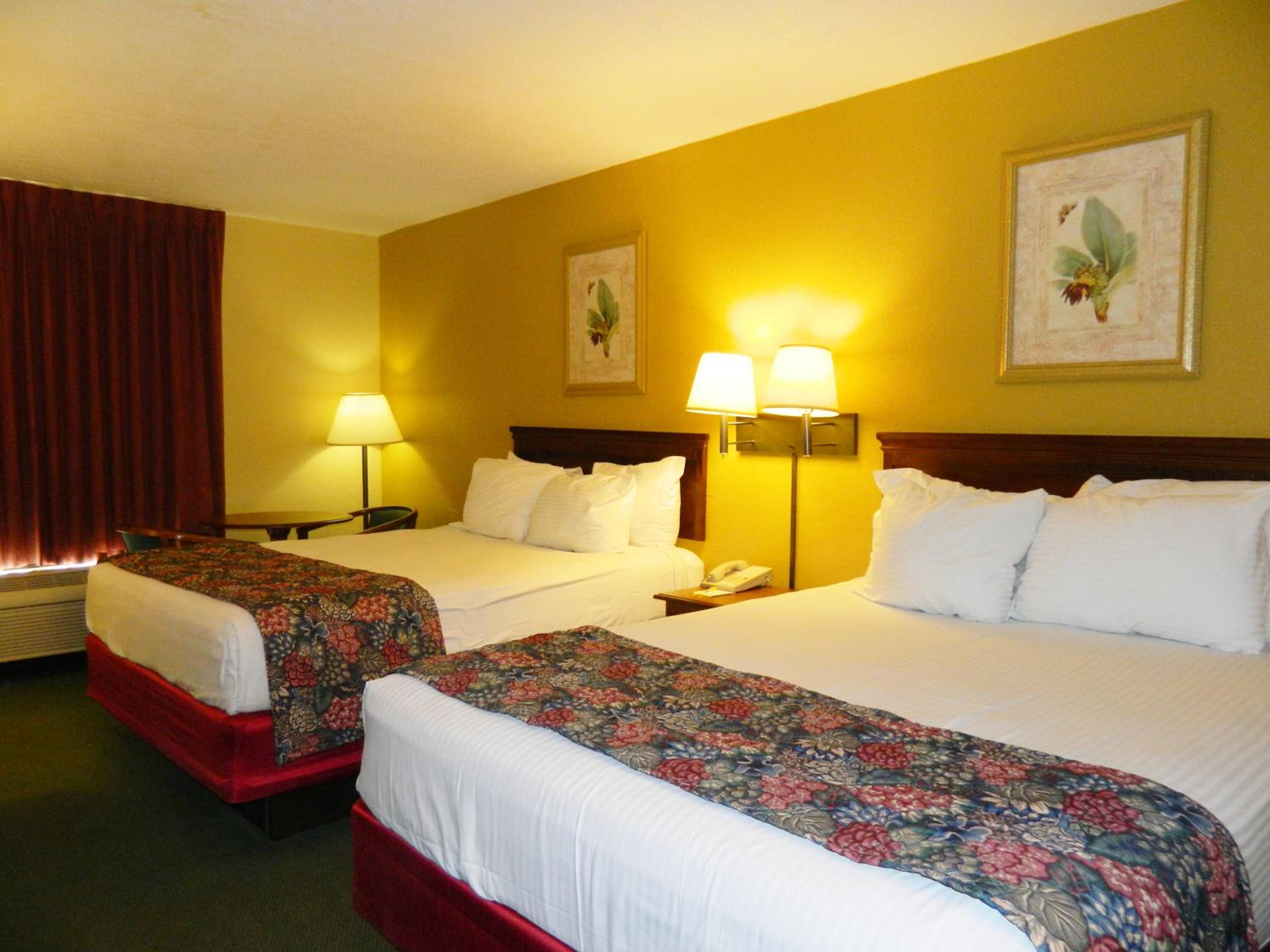 Queen Room With Two Queen Beds - Non-Smoking - Photo 6
