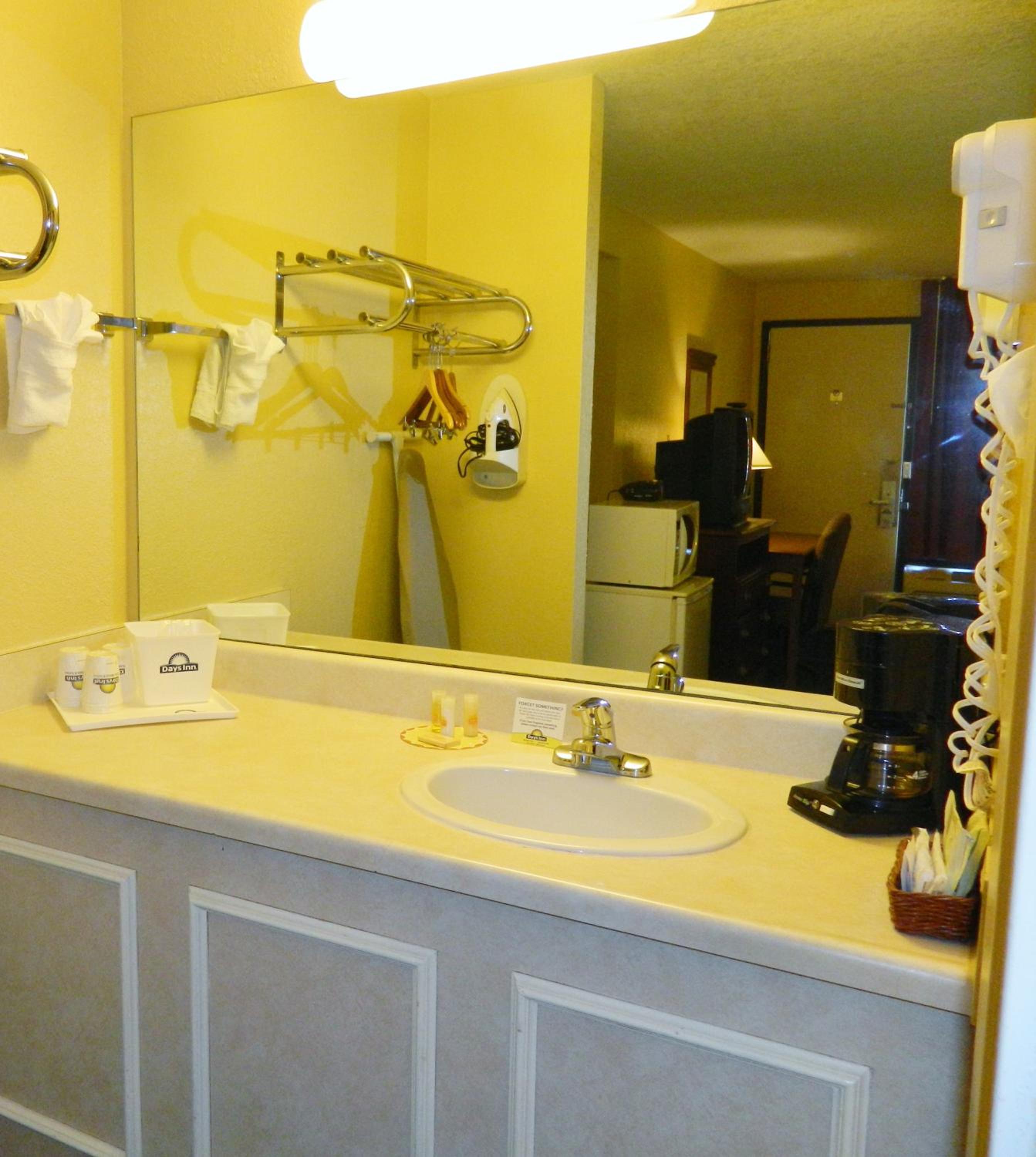 King Room - Non-Smoking - Photo 2