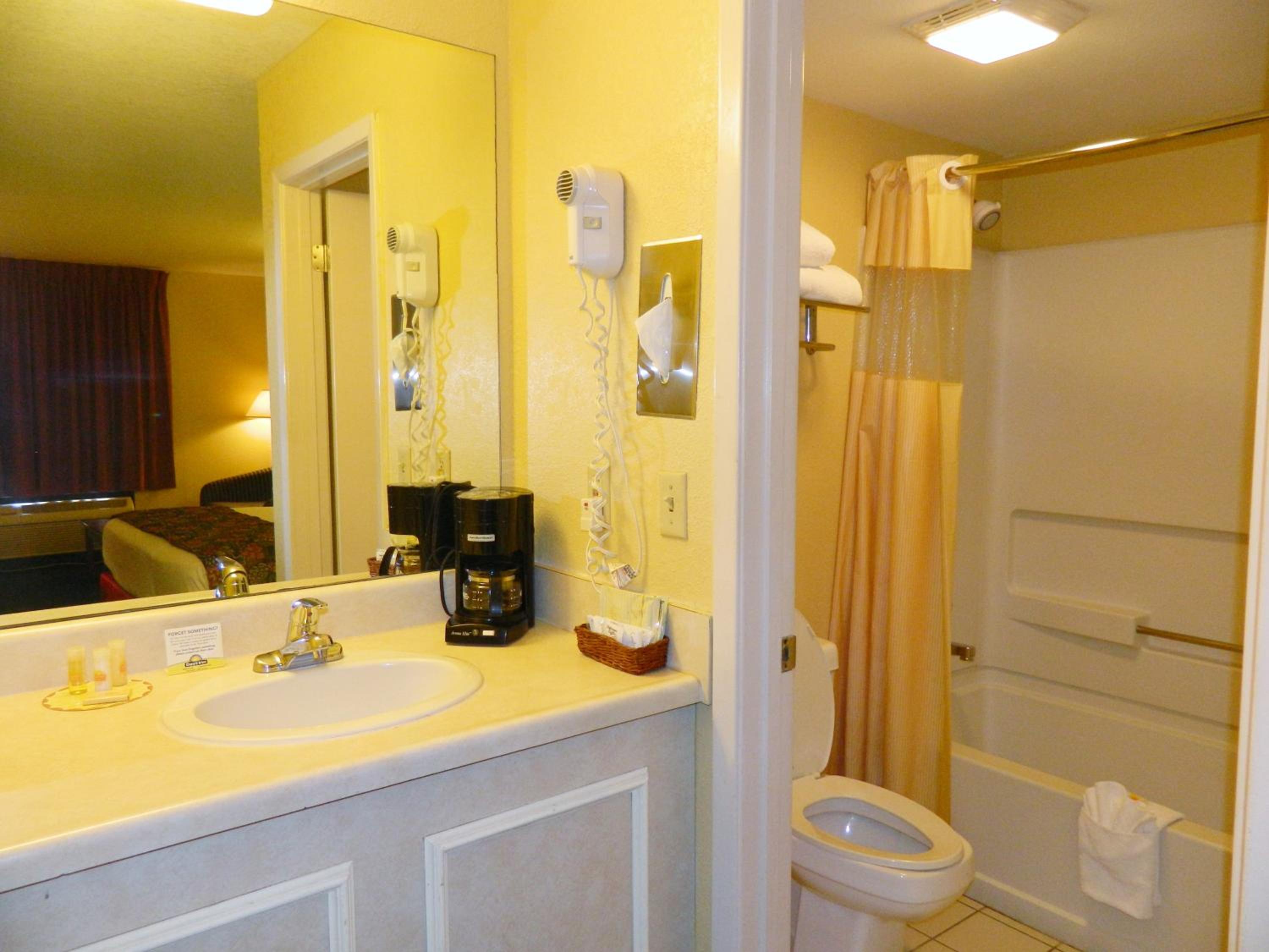 King Room - Non-Smoking - Photo 4