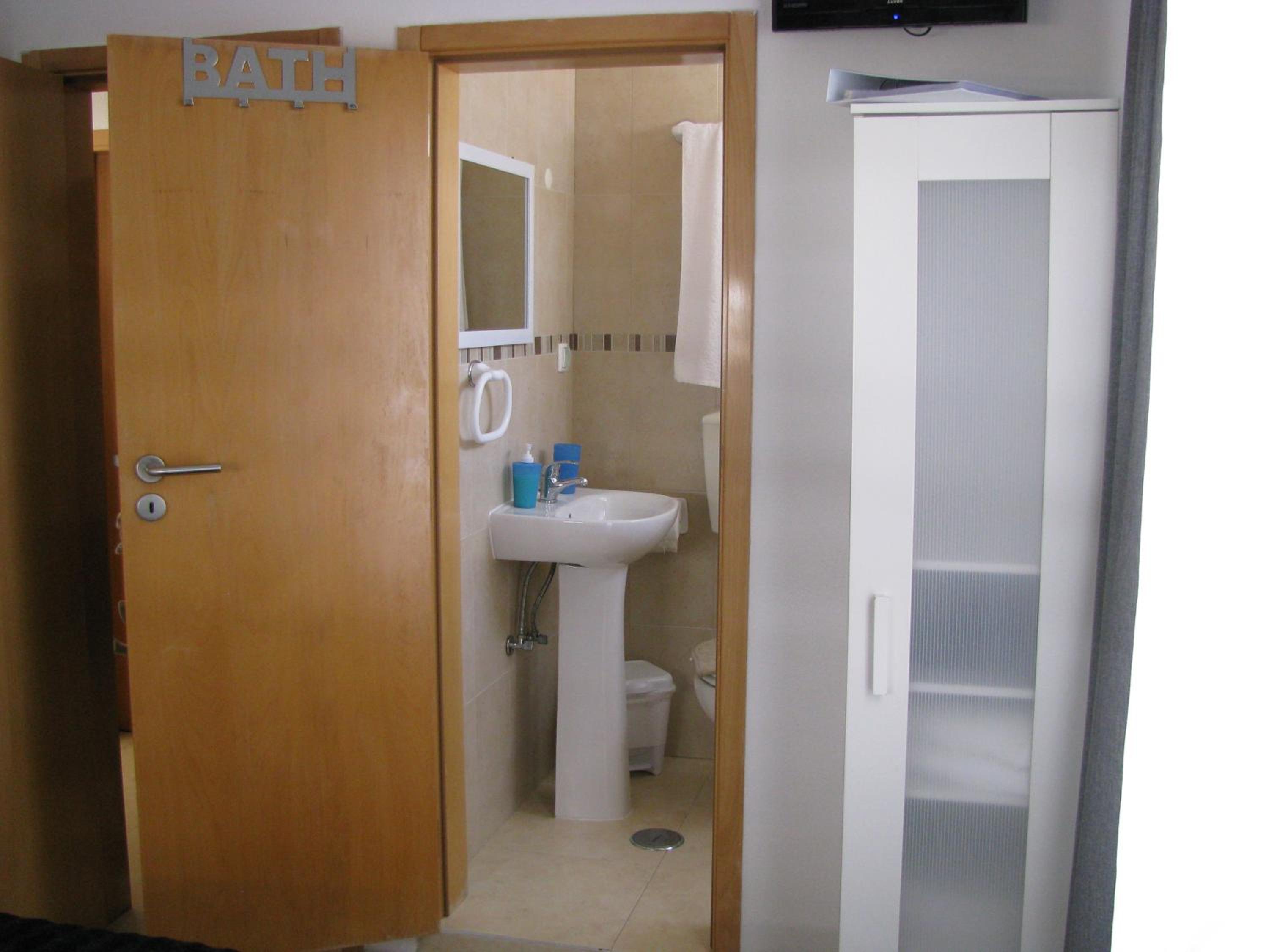 Double Room with Private Bathroom - Photo 2