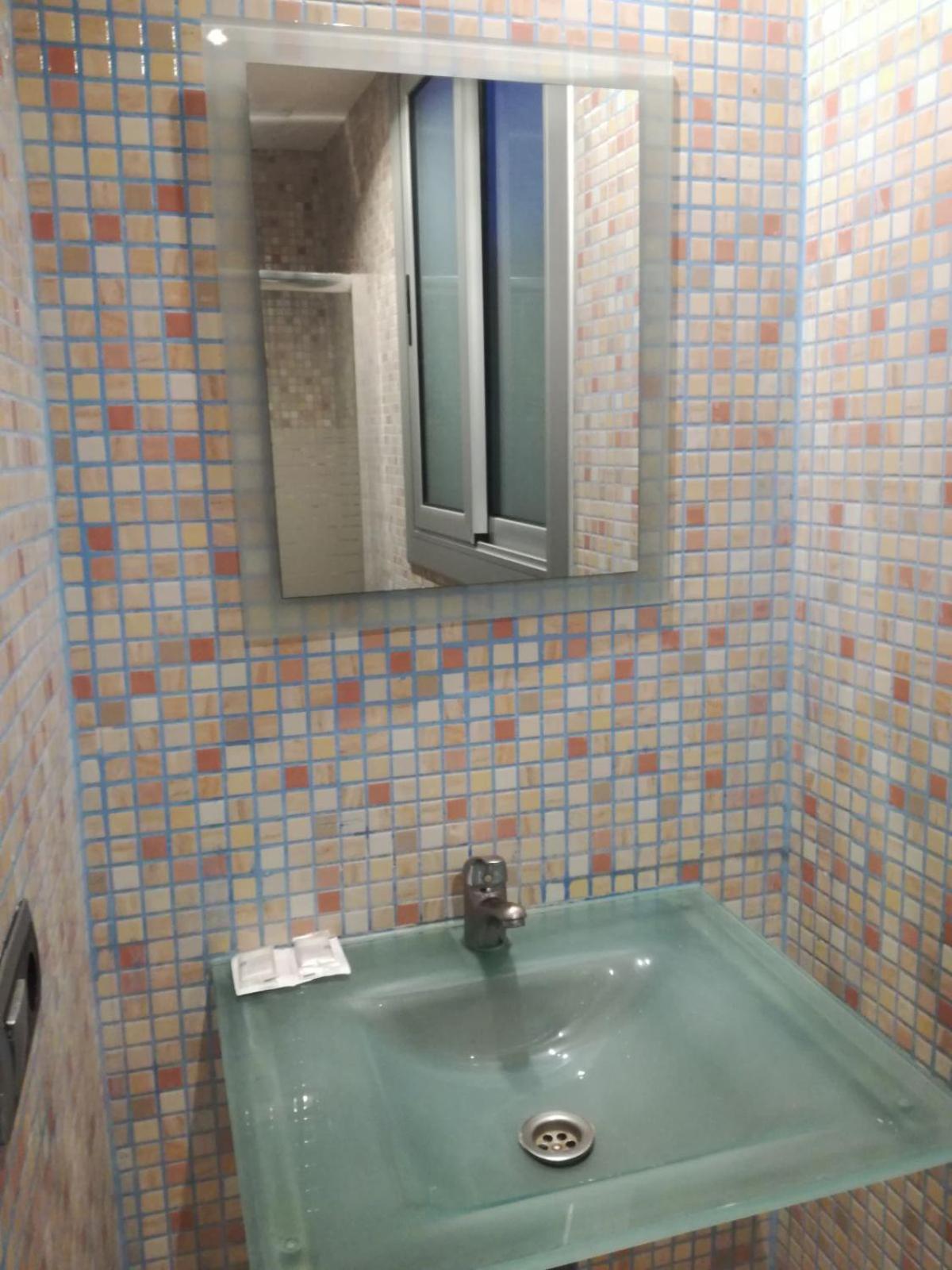 Habitación Doble Básica con Baño Compartido y Ducha Privada