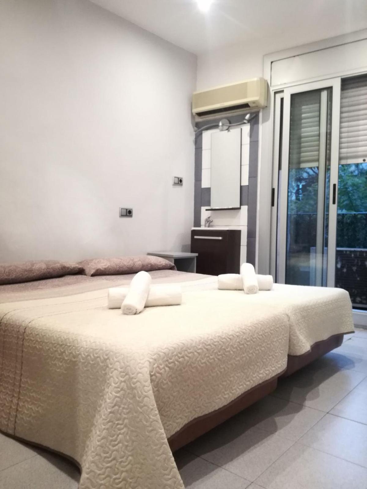 Habitación Doble Básica con Baño Compartido